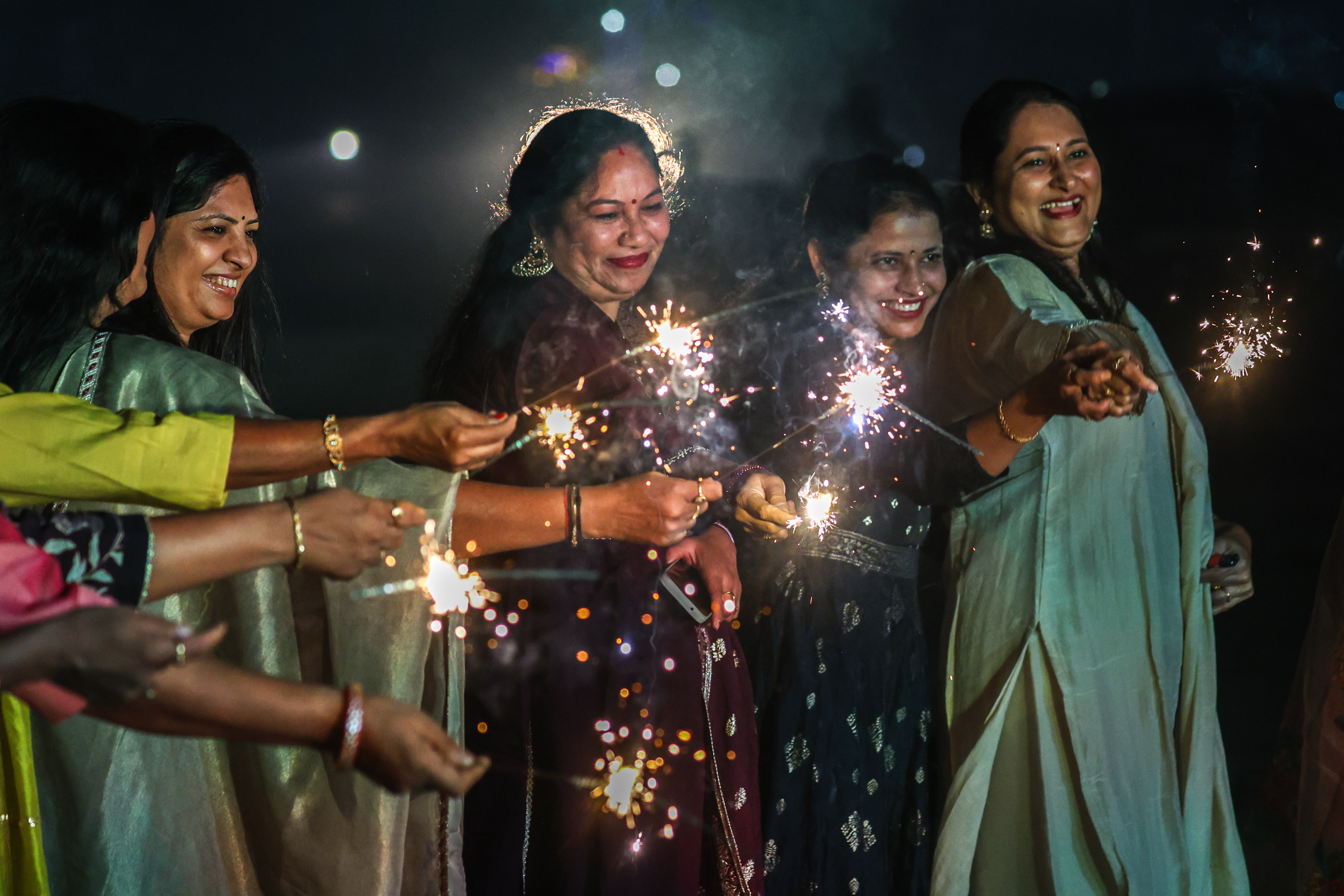 Ahmedabad (India), 31/10/2024.- People light firecrackers on the occasion of the Diwali festival in Ahmedabad, India, 31 October 2024. Diwali, the Hindu festival of lights, symbolizes the victory of good over evil and commemorates Lord Rama's return to his kingdom, Ayodhya, after completing a 14-year exile. EFE/EPA/DIVYAKANT SOLANKI