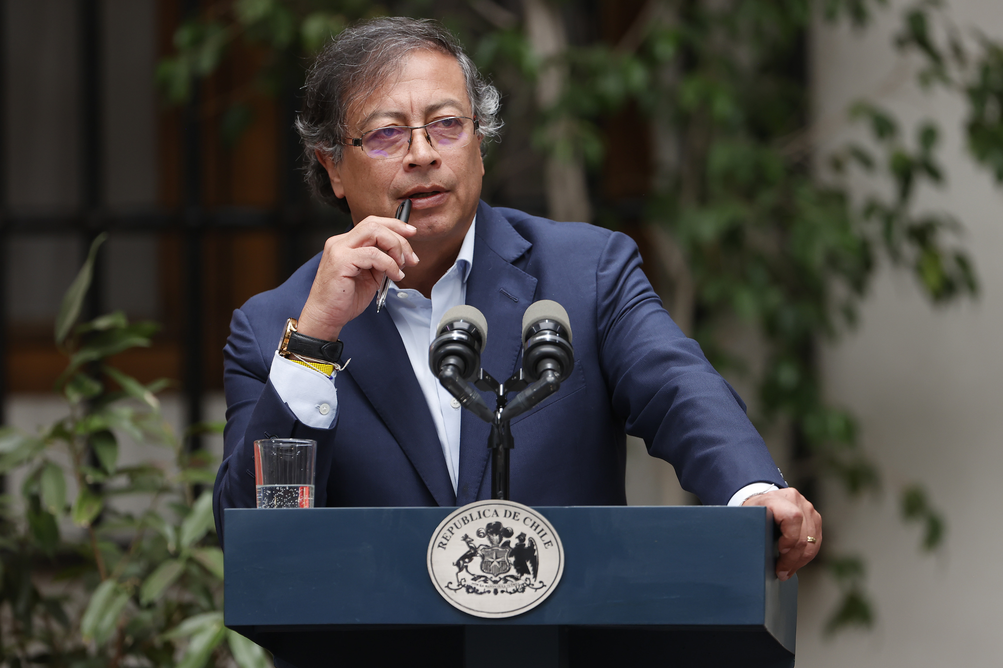 AME5057. SANTIAGO (CHILE), 09/01/2023.- El presidente de Colombia, Gustavo Petro, durante una rueda de prensa, en el palacio de La Moneda, en Santiago, (Chile). El presidente de Colombia, Gustavo Petro, dijo este lunes desde Chile que "está en peligro el pacto democrático en las Américas" y que la extrema derecha "no quiere la democracia". "Está en peligro la democracia. Está en peligro el pacto democrático en las Américas porque no es un problema solamente suramericano. Lo mismo que pasó en Brasilia pasó en Washington", aseguró el mandatario colombiano, de visita oficial en Chile. EFE/ Elvis González