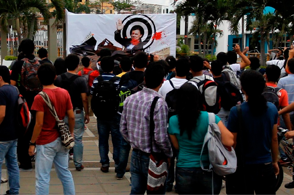 ‘Tomatina’ en Bucaramanga contra Santos por política minera