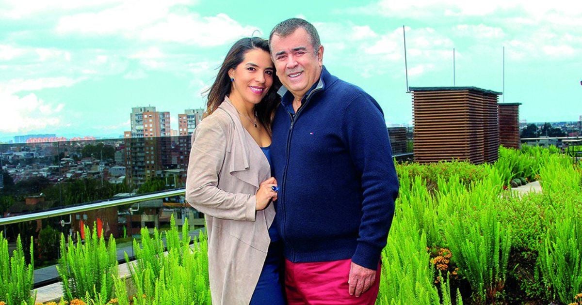 En los últimos días, Javier Hernández Bonnet, preocupó por su estado de salud. Su esposa lo espera en Colombia. Conócela aquí.
