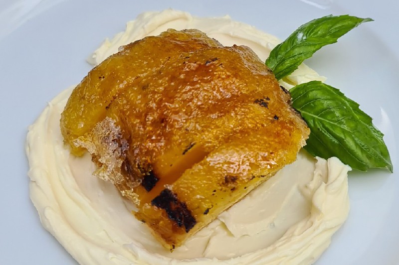 Receta para preparar piña asada sobre yogur griego y chocolate blanco