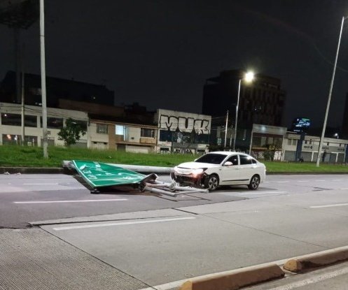 Se realiza cierre temporal en la Autopista Norte con calle 95, en sentido Norte - Sur, para retirar la señal de tránsito que se encuentra sobre la vía.