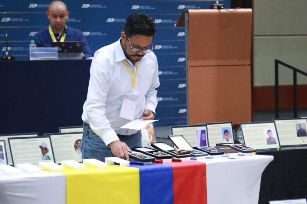 Exmilitares reconocen más de 200 falsos positivos y entregan “medallas manchadas” a familias