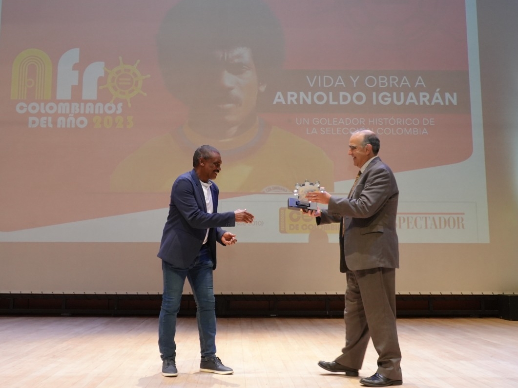 Arnoldo Iguarán recibe el premio a vida y obra en la ceremonia de los afrocolombianos del año 2023. Lo entrega Fidel Cano, director de El Espectador.