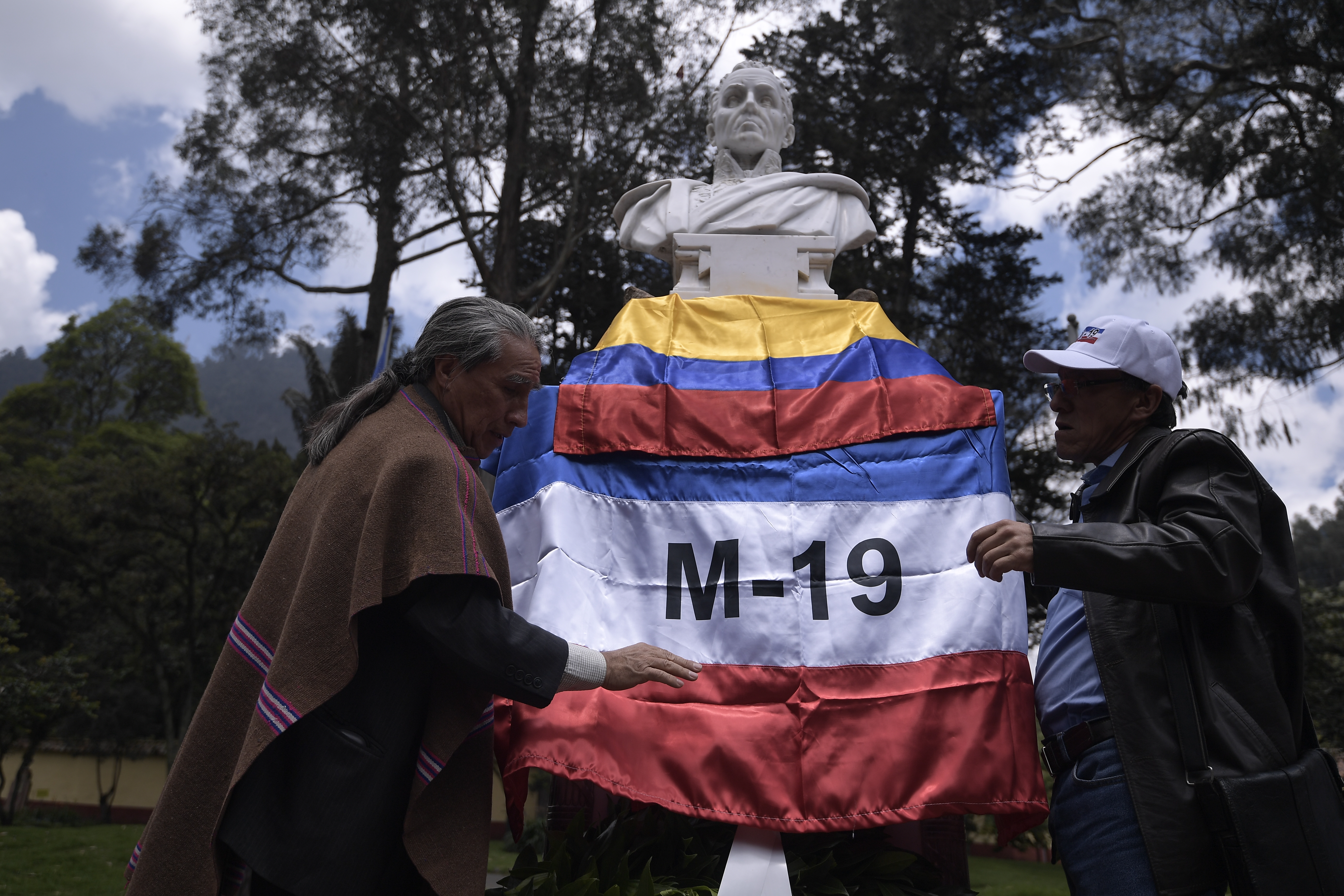 Medio siglo después del sonado robo de la espada del Libertador, que ahora está en la Casa de Nariño, los exintegrantes del M-19 regresaron a la Quinta de Bolívar para celebrar el 49 aniversario del nacimiento de esa guerrilla, desmovilizada desde 1990. Anuncian manifestación a favor de las reformas de Petro, el 1 de mayo.