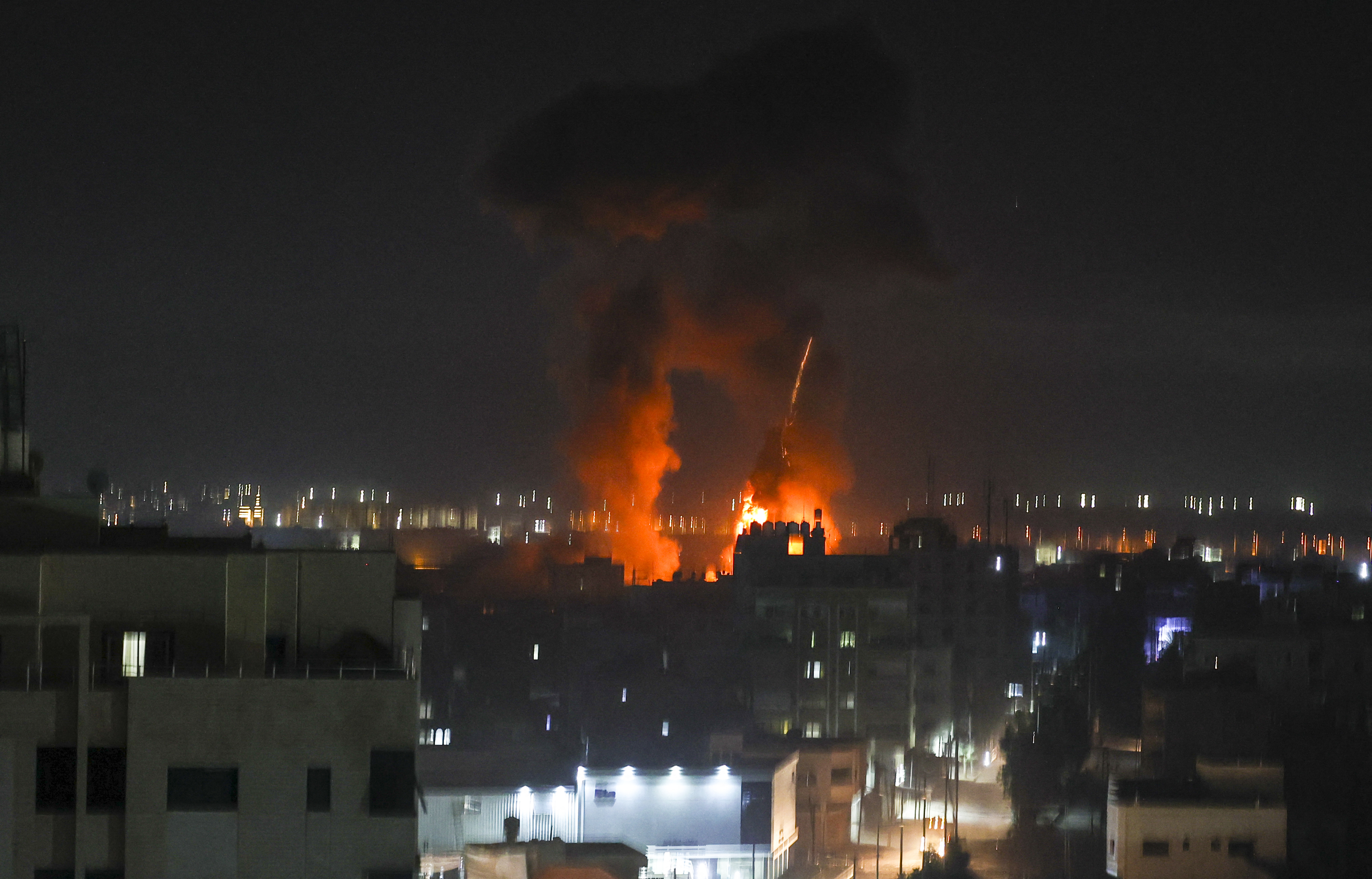 Israel advierte que continúan los ataques con globos incendiarios desde Gaza