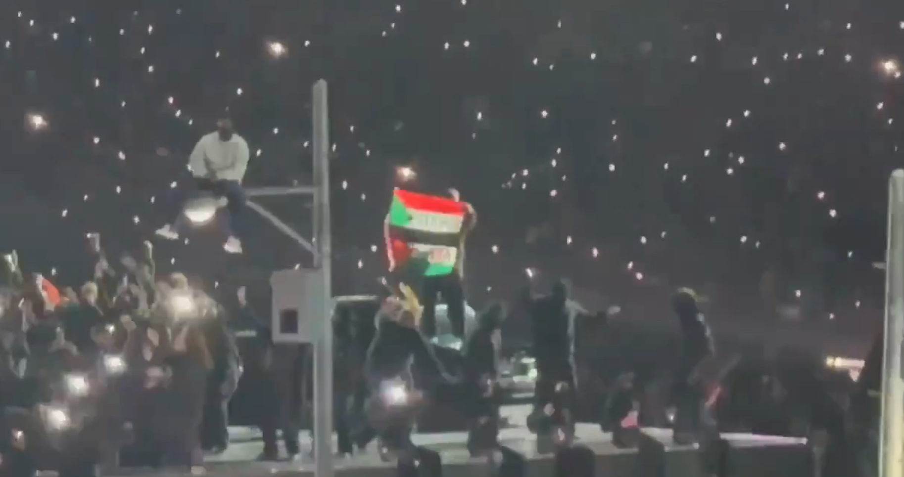 Hombre con bandera palestina y sudanesa se coló en el medio tiempo del Super Bowl