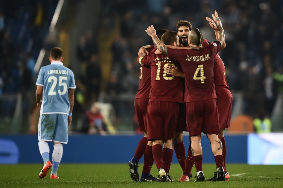 Los futbolistas de la Roma celebran su triunfo ante Lazio, este domingo por la jornada 15 de la Liga italiana. / AFP