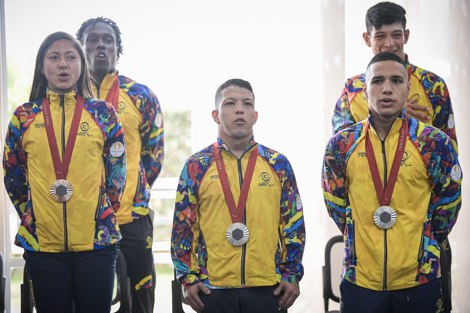 Adelante, de izquierda a derecha: Paula Ossa (paraciclismo), Nelson Crispín (paranatación) y Carlos Daniel Serrano (paranatación). Atrás: Juan Alejandro Campas (paratletismo) y Juan Betancourt (paraciclismo).