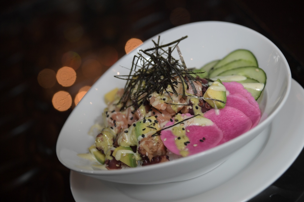 Pasos para preparar poke bowl de salmón, langostinos y aguacate