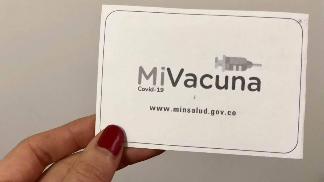 Por 200 mil pesos y en tiempo récord, así falsifican carné de vacunación en Bogotá