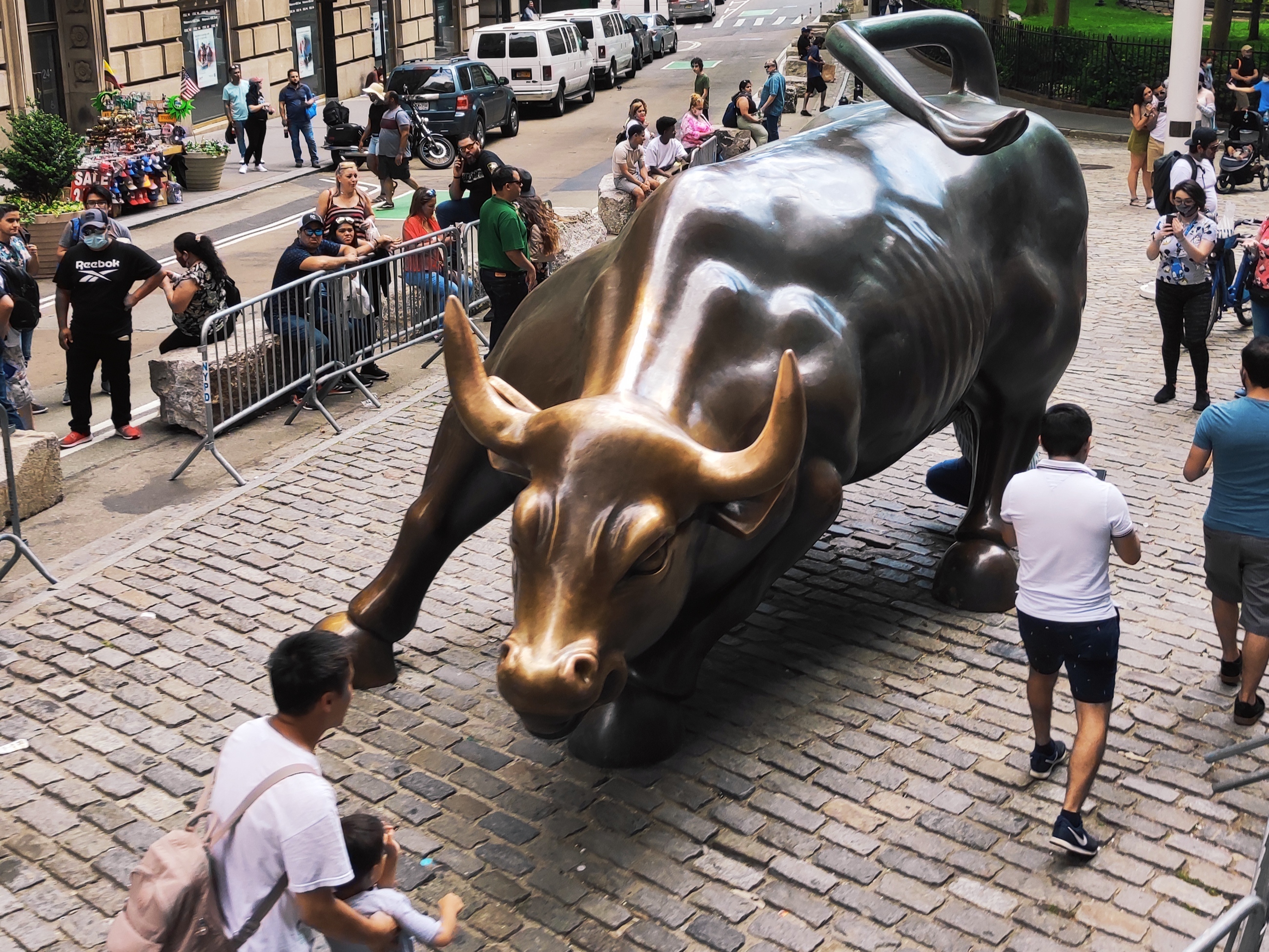 La icónica estatua del toro de Wall Street, símbolo y atracción turística de la zona financiera de Nueva York.
