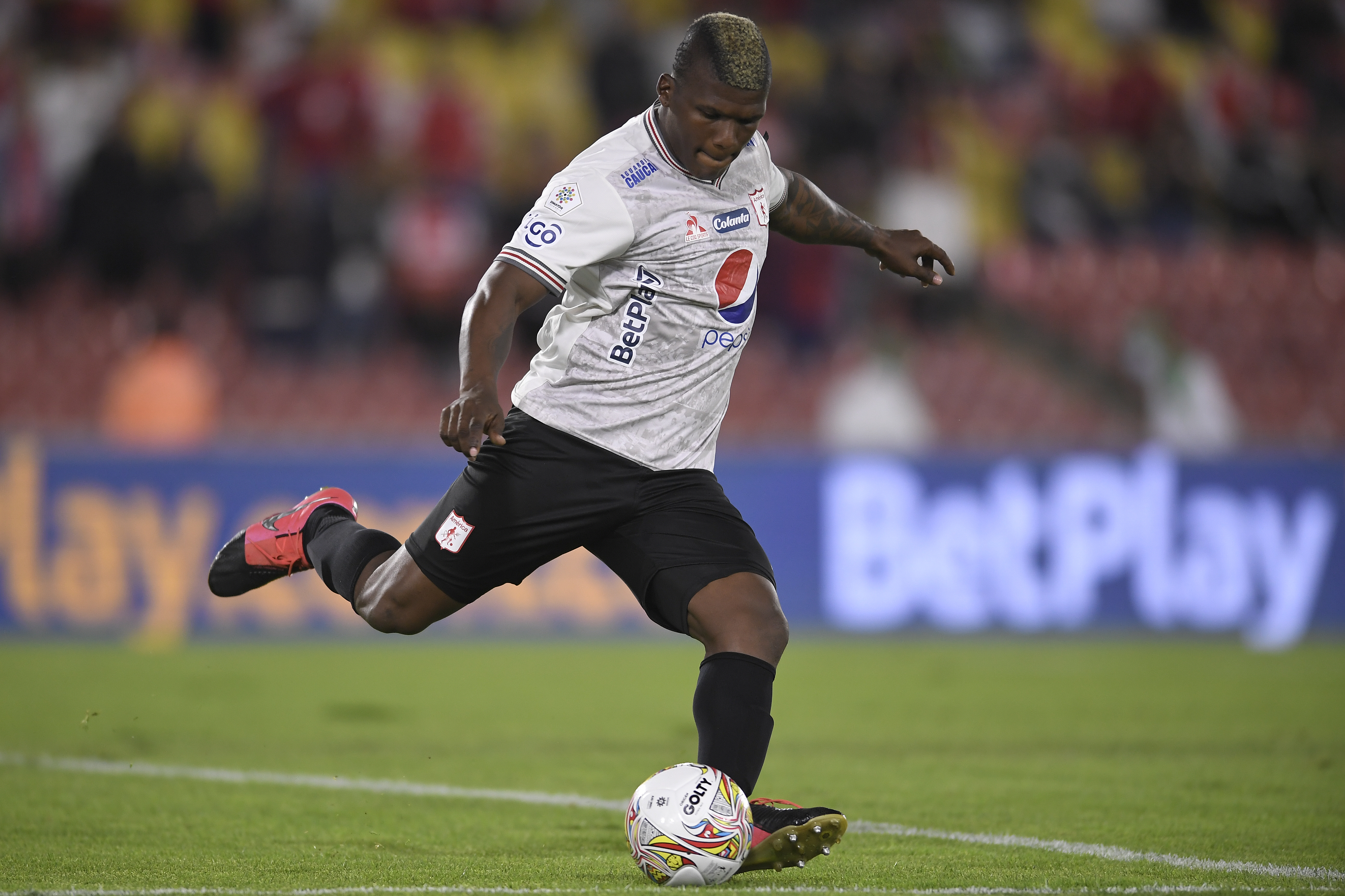 Futbolista colombiano, defensa central del América de Cali, en el partido ante Santa Fe por la quinta fecha de la Liga Betplay 2022-II.