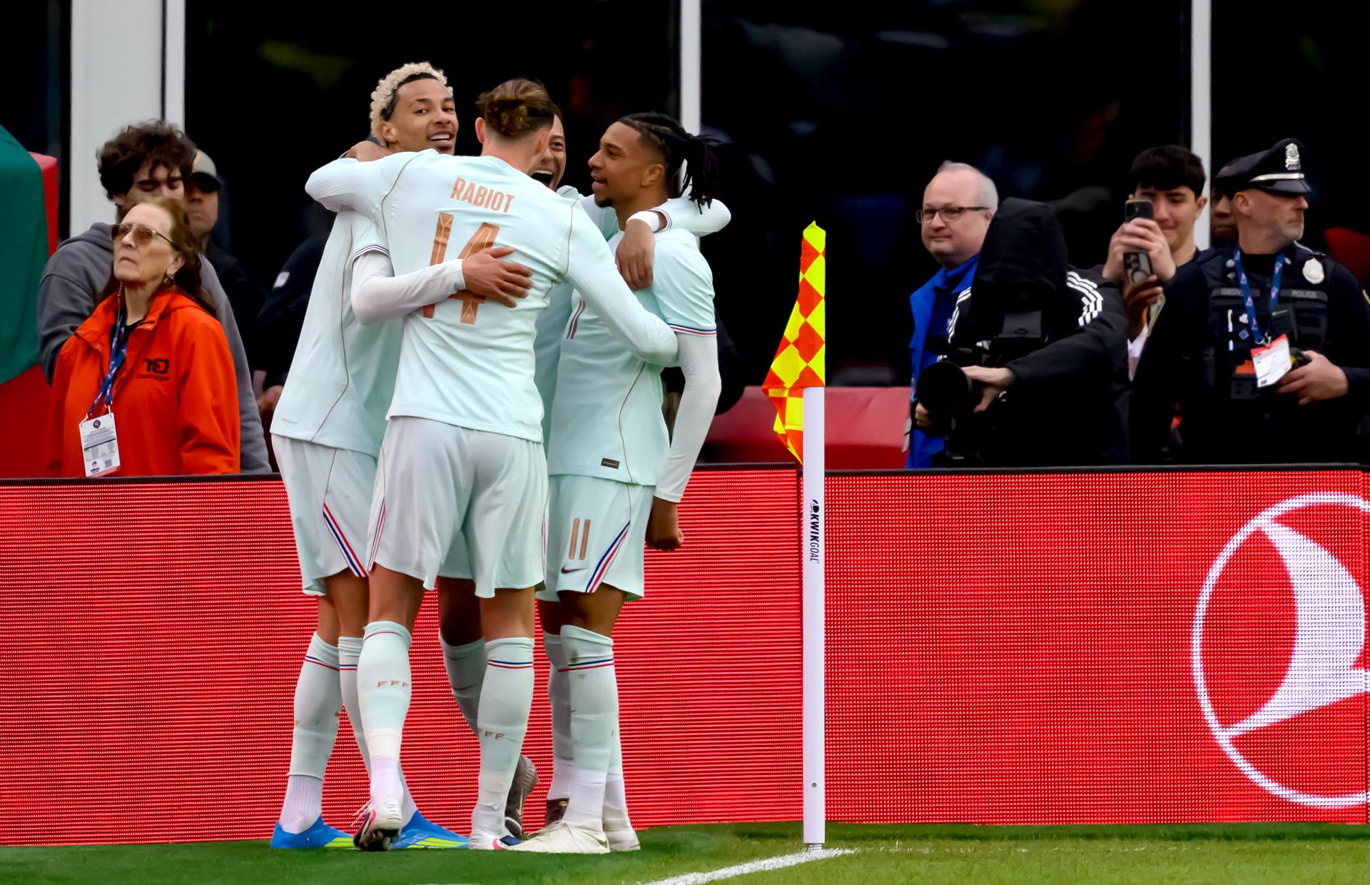 Foxborough (United States), 26/03/2026.- Hugo Ekitike (L) of France celebrates with teammates after scoring his team's second goal during the international friendly match between Brazil and France in Foxborough, Massachusetts, USA, 26 March 2026. (Futbol, Amistoso, Brasil, Francia) EFE/EPA/ADAM RICHINS