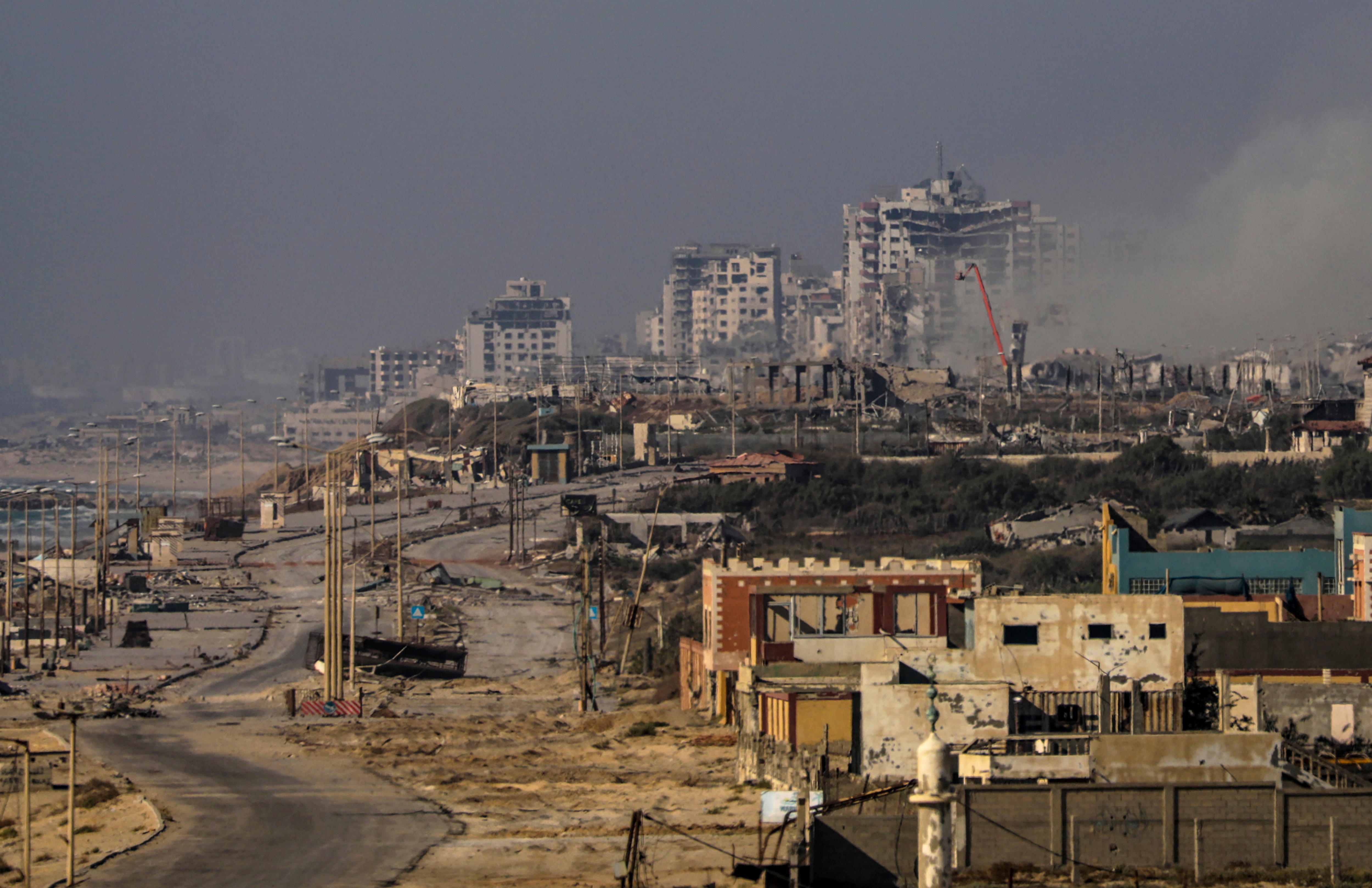 Salah Al-din Road (---), 11/07/2024.- Smoke rises as the Israeli military continues its operation in Gaza City, 11 July 2024 (issued 12 July 2024). The Israeli army on 09 July, had asked all inhabitants of Gaza city to leave, according to its statement the same day hospitals and medical facilities were not concerned but civilians in specific areas were called to move towards 'the humanitarian area' 'to minimize risk posed to civilians in active combat zone'. More than 38,000 Palestinians and over 1,455 Israelis have been killed, according to the Palestinian Health Ministry and the IDF, since Hamas militants launched an attack against Israel from the Gaza Strip on 07 October 2023, and the Israeli operations in Gaza and the West Bank which followed it. EFE/EPA/MOHAMMED SABER