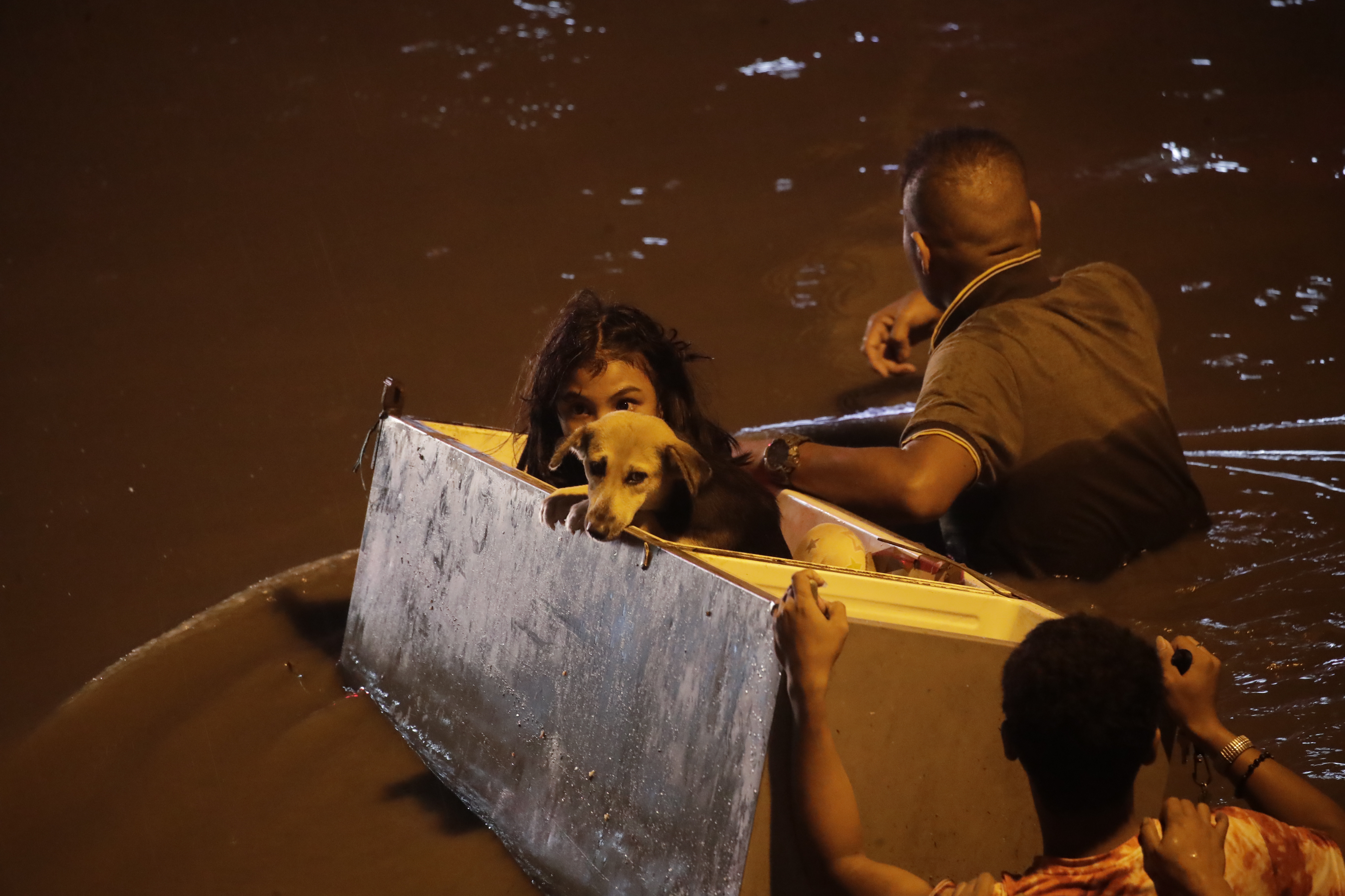 En su paso por Filipinas, la tormenta tropical Nalgae dejó cerca de 45 muertos