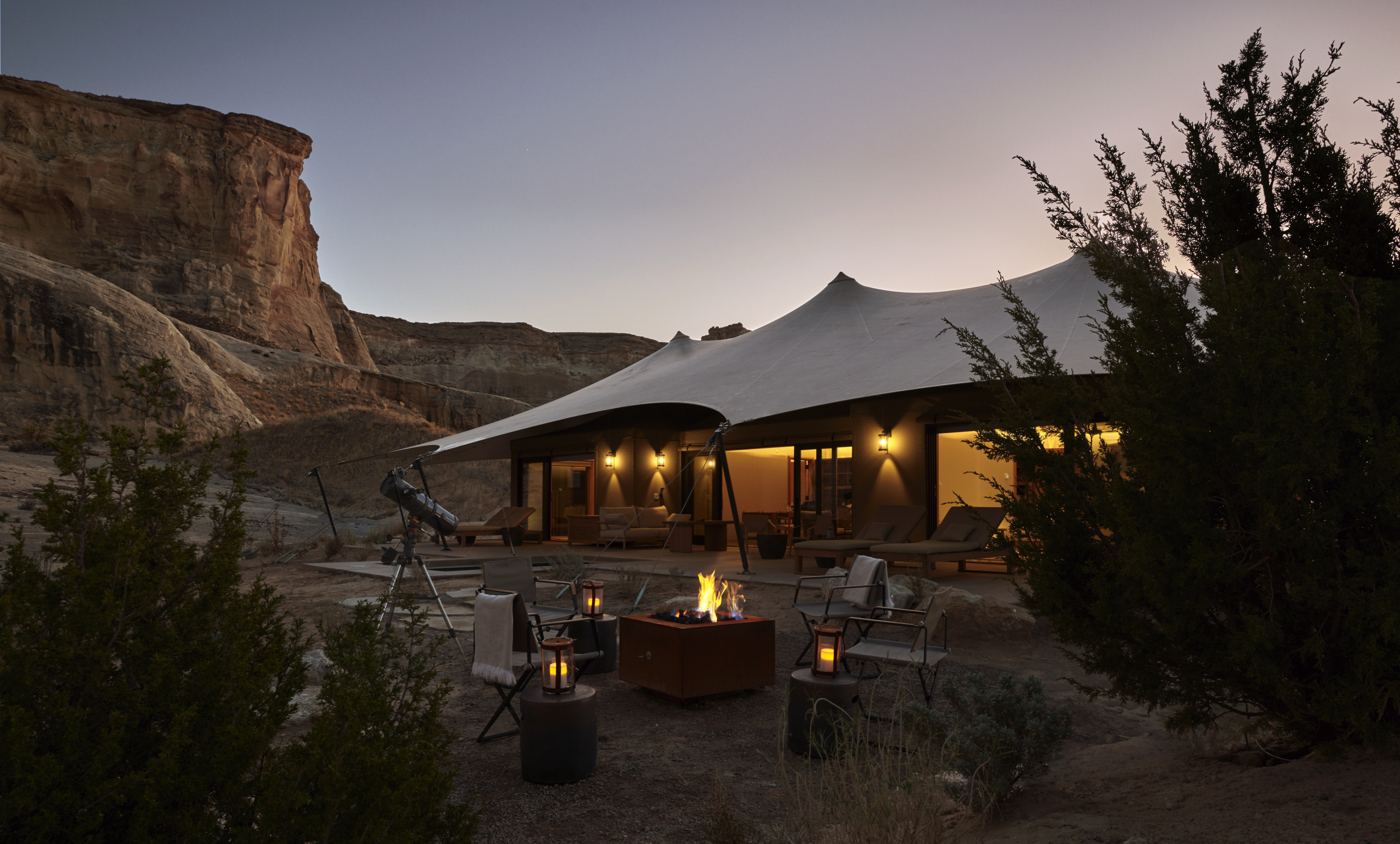 El campamento de lujo tiene 55 hectáreas vírgenes y está a cinco minutos en carro de su icónico resort hermano: Amangiri.  Aunque los huéspedes del campamento disfrutan de acceso completo a las instalaciones del resort cuando lo deseen, todo lo que necesitan está convenientemente ubicado en Camp Sarika.