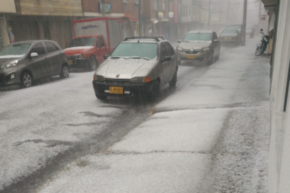 Granizada tiñó de blanco las calles del norte de Bogotá