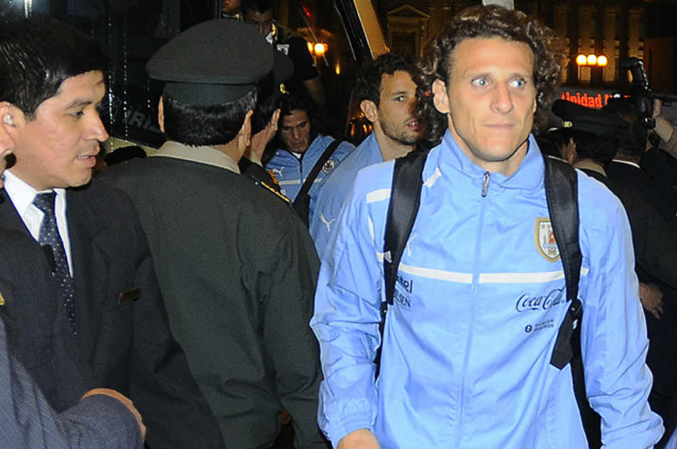 Con lluvia de huevos fue recibida la selección uruguaya en Lima