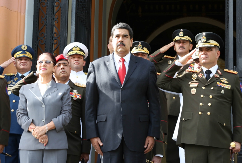 El presidenet Nicolás Maduro (c), con su esposa, Cilia Flores (i) y el ministro de Defensa, Vladimir Padrino.  / EFE