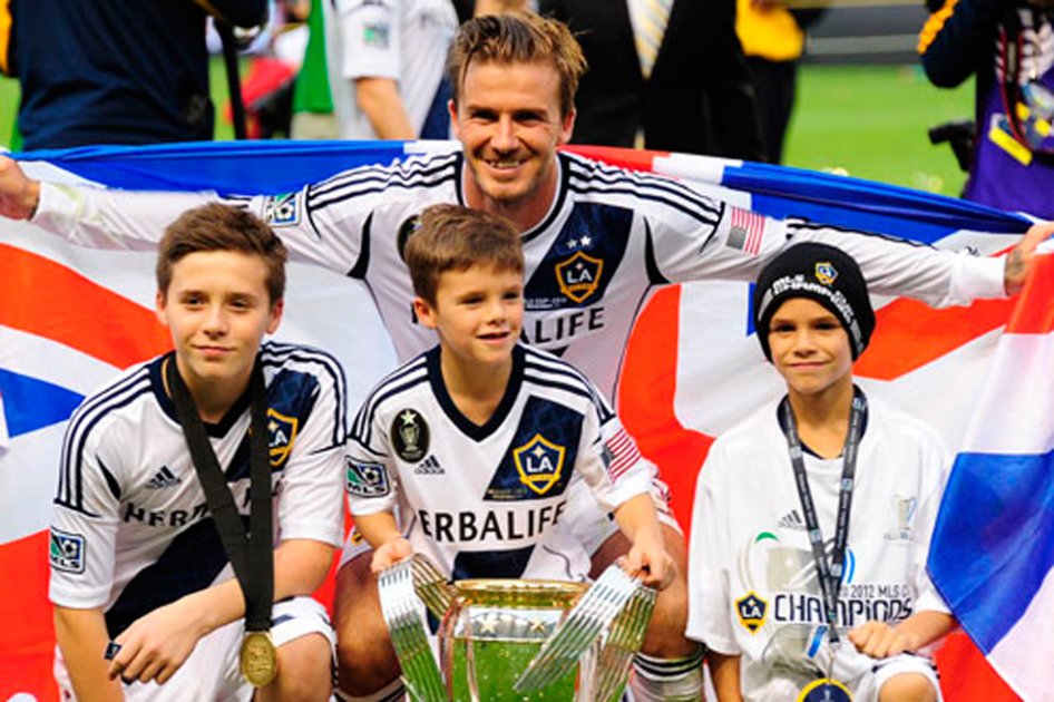 Hijo de Beckham prueba suerte en el Chelsea