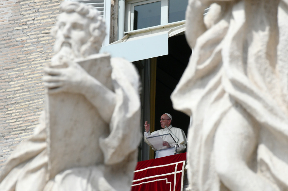 El papa alerta ante peligros de internet para los jóvenes