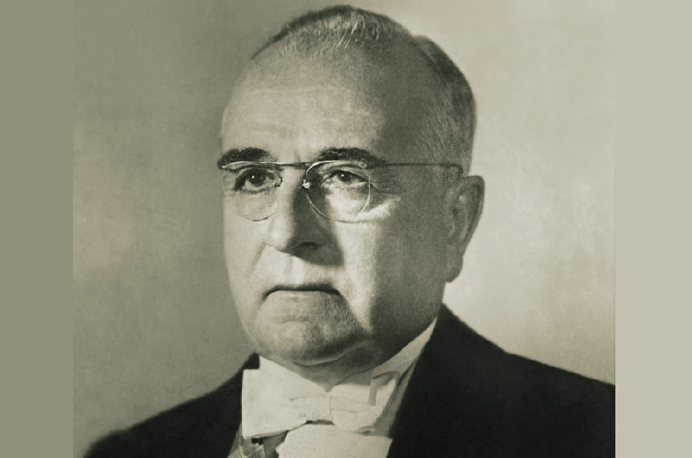 BrasilGetulio Vargas (1954)Foto: Wikimedia CommonsEl 24 de agosto de 1954, el dos veces presidente de Brasil Getulio Vargas se quitó la vida deun disparoen su domicilio en Río de Janeiro, ciudad donde gobernó por 19 años. Vargas, uno de los políticos brasileños más influyentes del siglo XX, gobernó el país en dos ocasiones y se quitó la vida en medio de su segundo periodo, asediado por una crisis política e institucional que agobiaba al gigante sudamericano. El exmandatario se pegó un disparo al corazón y se justificó en que había un plan de golpe de estado en su contra.