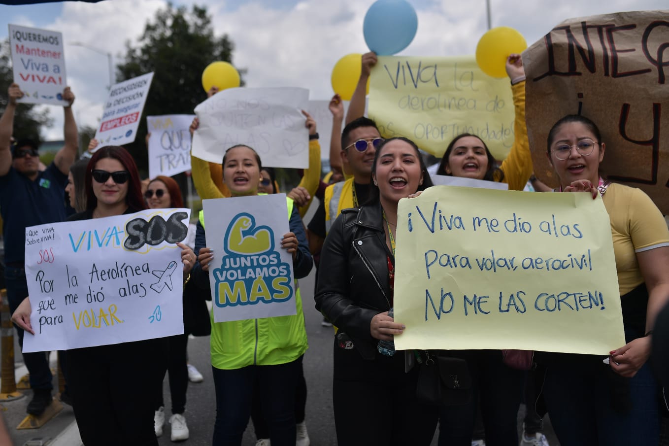 Trabajadores de Viva Air protestan en el aeropuerto El Dorado