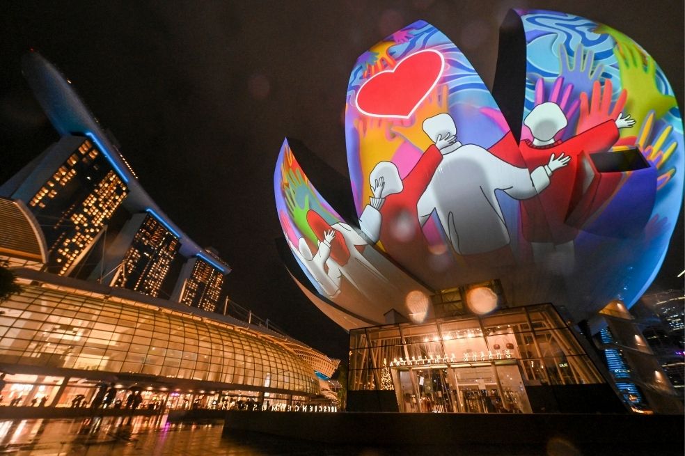 Se ve una proyección de luz en la cúpula del Museo ArtScience en Marina Bay Sands para marcar el comienzo de 2022, en Singapur.