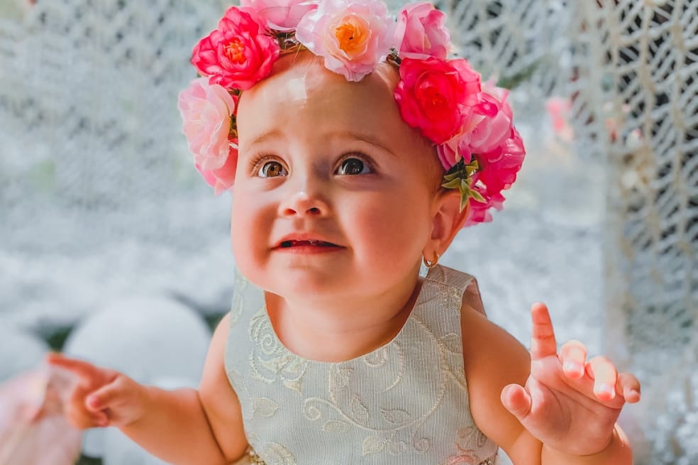 Si buscas un nombre lindo, relacionado con la naturaleza, te traemos 15 nombres para niña inspirados en las flores.