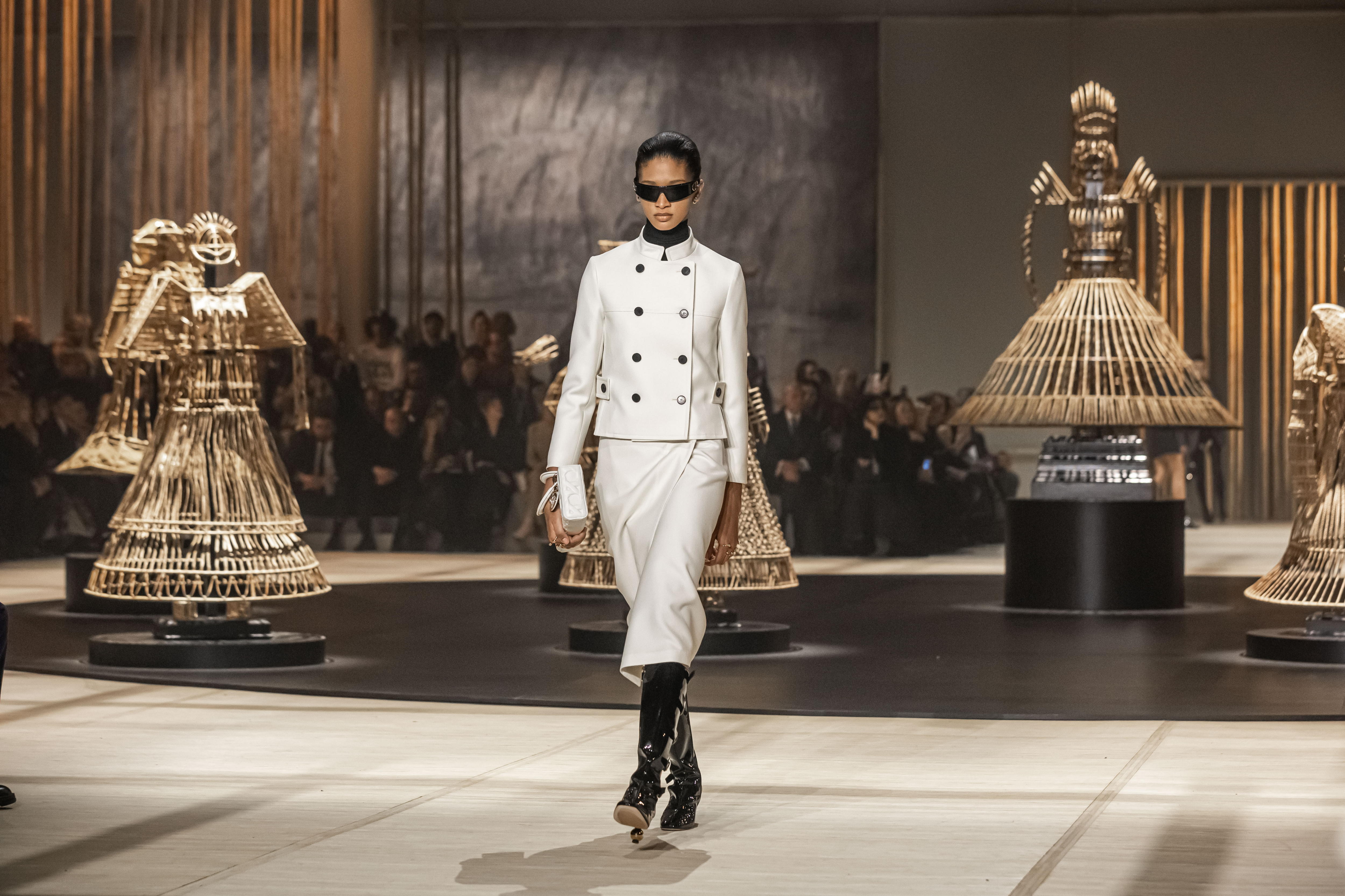 Paris (France), 27/02/2024.- A model presents a creation from the Fall/Winter 2024/2025 Collection by Italian designer Maria Grazia Chiuri for Dior fashion house during Paris Fashion Week, in Paris, France, 27 February 2024. The presentation of the women's collections runs from 26 February to 05 March 2024. (Moda, Francia) EFE/EPA/CHRISTOPHE PETIT TESSON