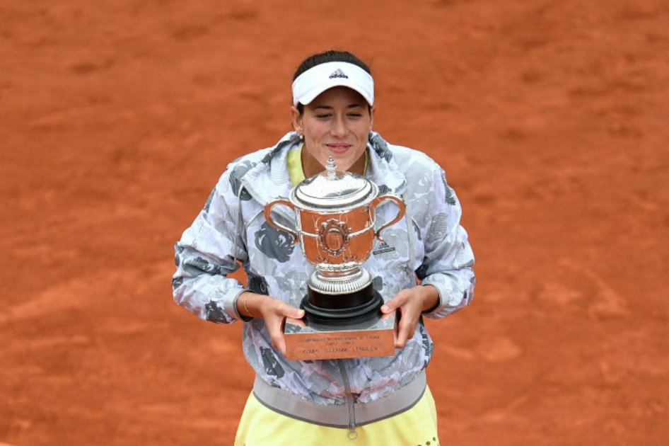 La española Garbiñe Muguruza, con el trofeo del Roland Garros. / AFP
