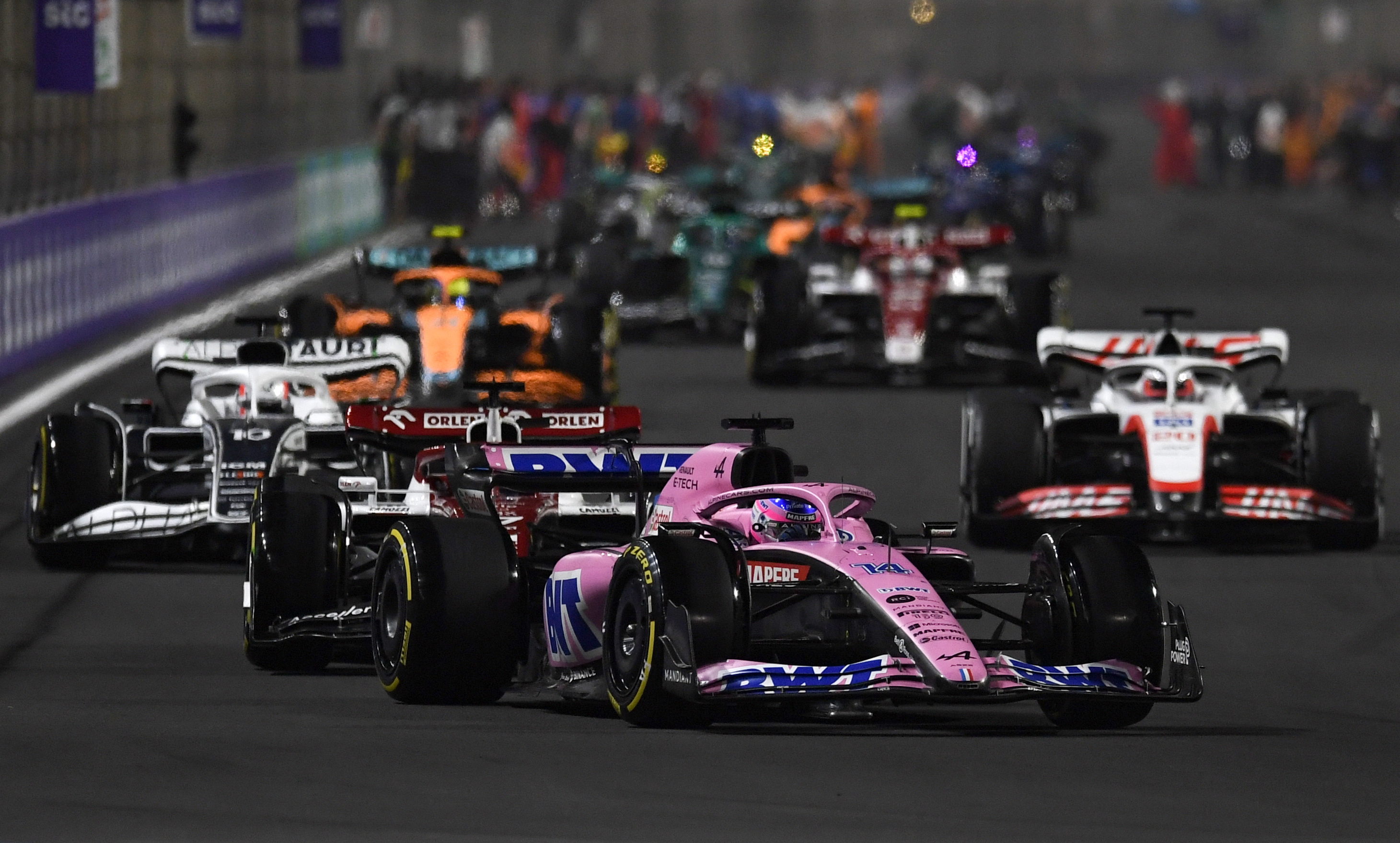 Jeddah (Saudi Arabia), 27/03/2022.- Spanish Formula One driver Fernando Alonso (front) of the Alpine F1 Team in action during the formation lap of the Formula One Grand Prix of Saudi Arabia on the Corniche Circuit in Jeddah, Saudi Arabia, 27 March 2022. (Fórmula Uno, Arabia Saudita) EFE/EPA/STR