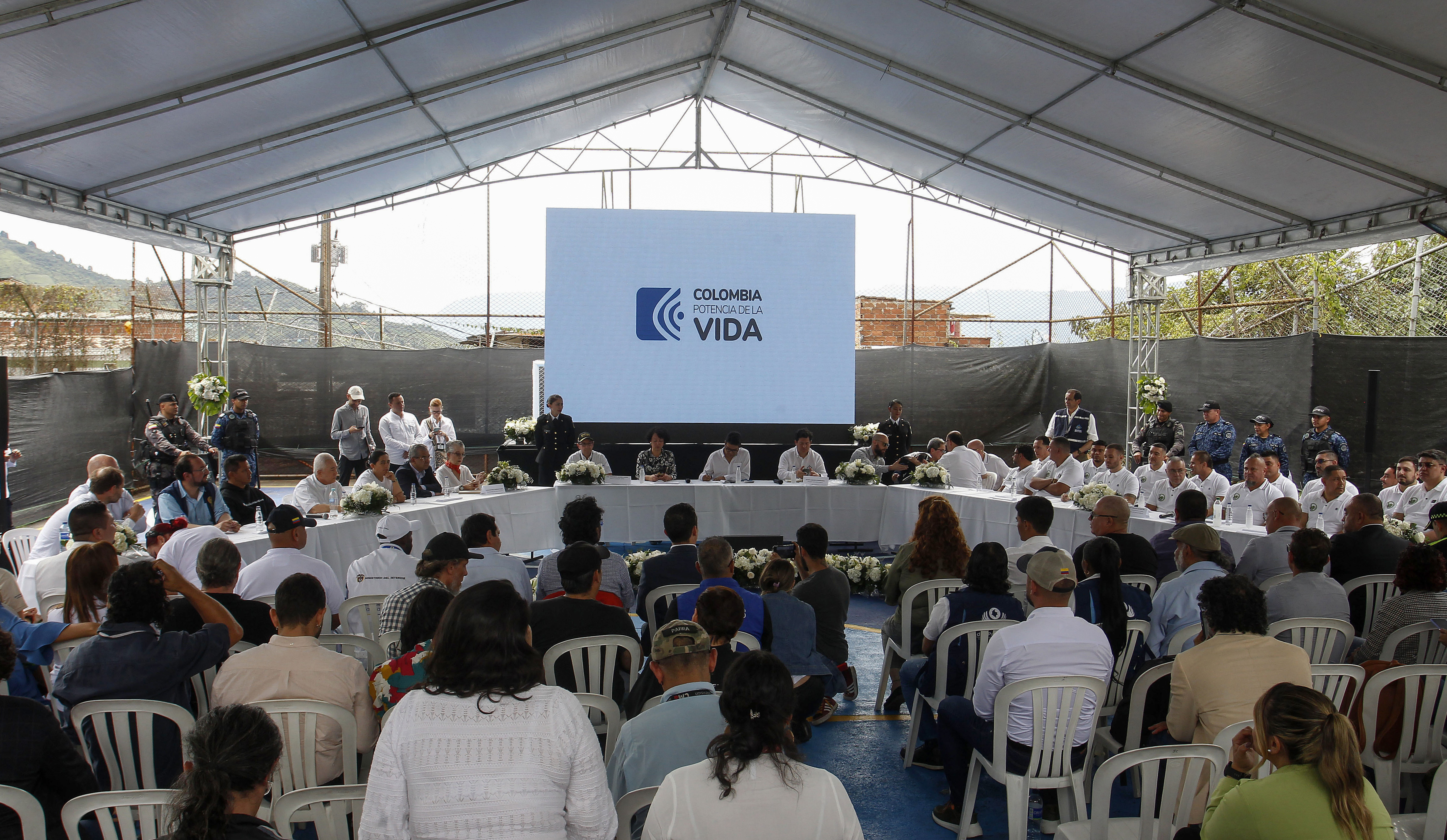AME3709. ITAGÜÍ (COLOMBIA), 02/06/2023.- Fotografía de la instalación de una mesa para desarrollar diálogos entre el gobierno colombiano y grupos armados ilegales que operan en Medellín y en el Valle de Aburrá en la cárcel de máxima seguridad La Paz, hoy en Itagüí (Colombia). El Gobierno colombiano y cabecillas de grupos armados ilegales que operan en Medellín y en el Valle de Aburrá instalaron este viernes en la cárcel La Paz de Itagüí una mesa de diálogo, enmarcada en la política de la paz total, con el propósito de desmovilizar a más de 12.000 personas y acabar con la guerra en las comunas. EFE/ Luis Eduardo Noriega A.
