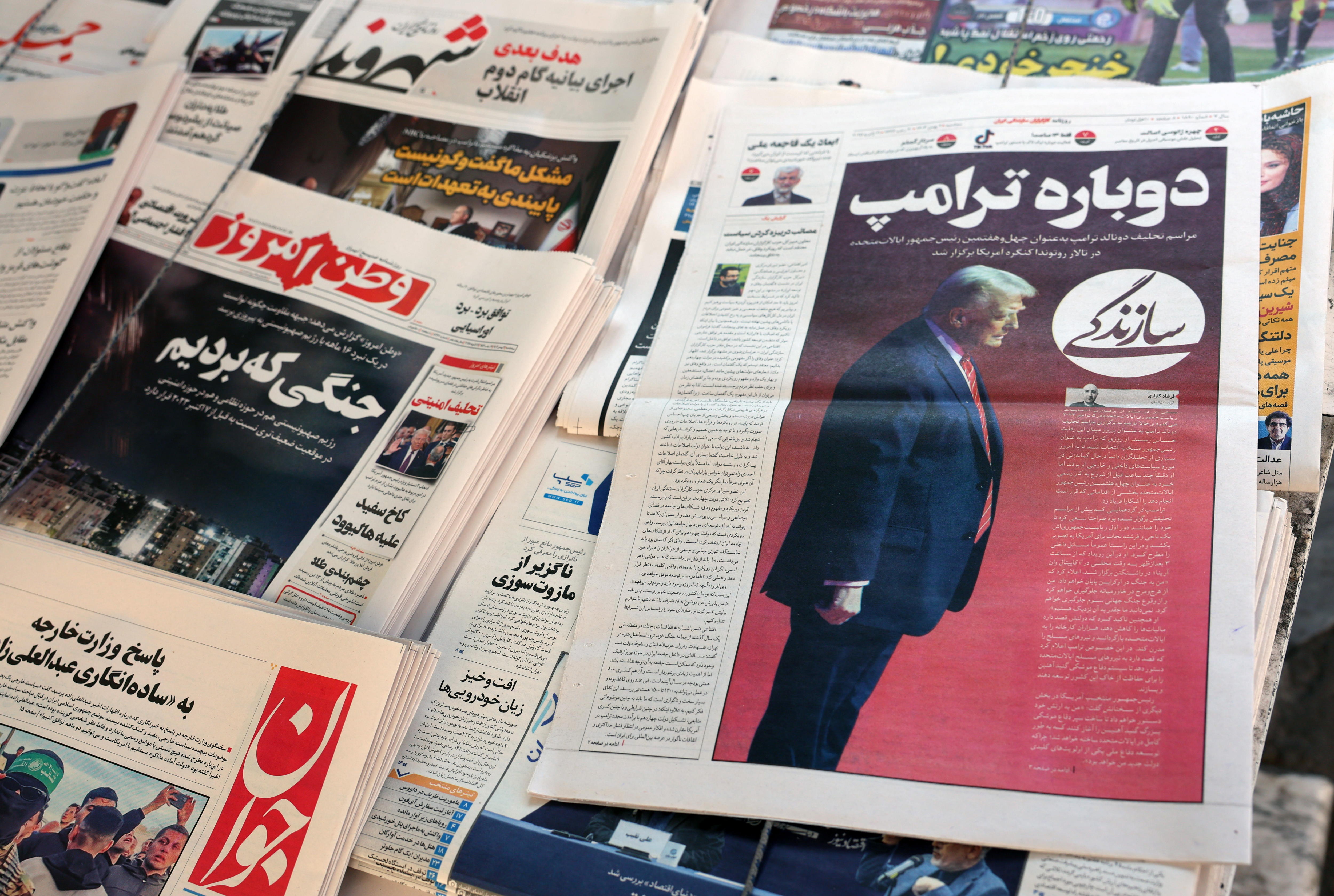 Tehran (Iran (islamic Republic Of)), 21/01/2025.- A copy of the Iranian daily newspaper 'Sazandegi' carrying a picture of US President Donald Trump and a title reading 'Again Trump' in a kiosk in Tehran, Iran, 21 January 2025. Trump was sworn in as the 47th President of the United States on 20 January 2025. (Estados Unidos, Teherán) EFE/EPA/ABEDIN TAHERKENAREH