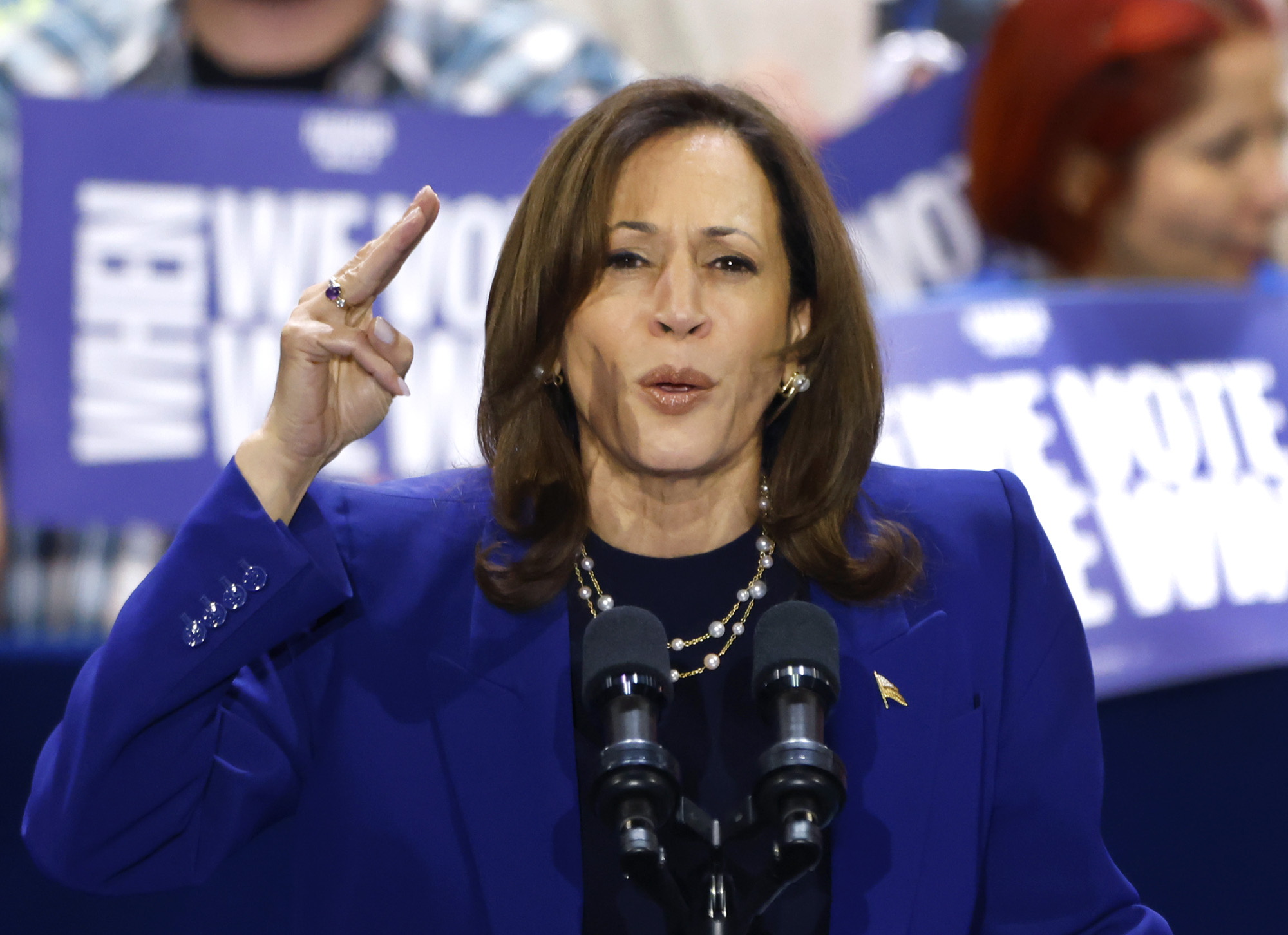 Las Vegas (United States), 01/11/2024.- Democratic presidential candidate US Vice President Kamala Harris takes the podium to speak during a campaign rally at Craig Ranch Regional Park in North Las Vegas, Nevada, USA, 31 October 2024. (Elecciones) EFE/EPA/BIZUAYEHU TESFAYE