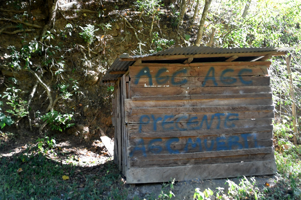 En la vía que conduce de Ituango a Santa Lucía hay varios grafitis con marcas de las Autodefensas Gaitanistas de Colombia, AGC.