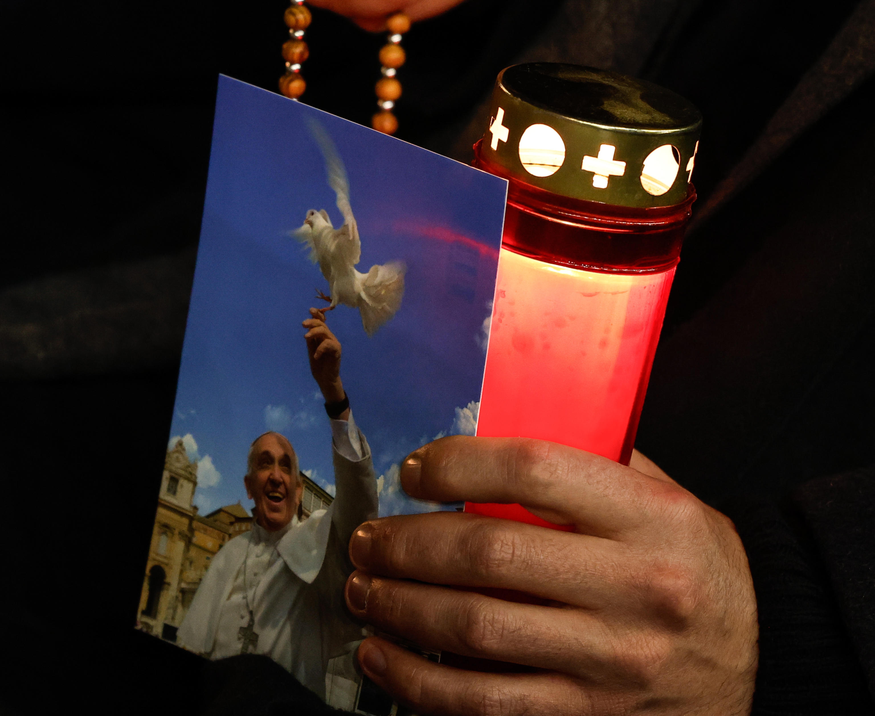 El papa Francisco, aún hospitalizado, ya “no está en inminente peligro”