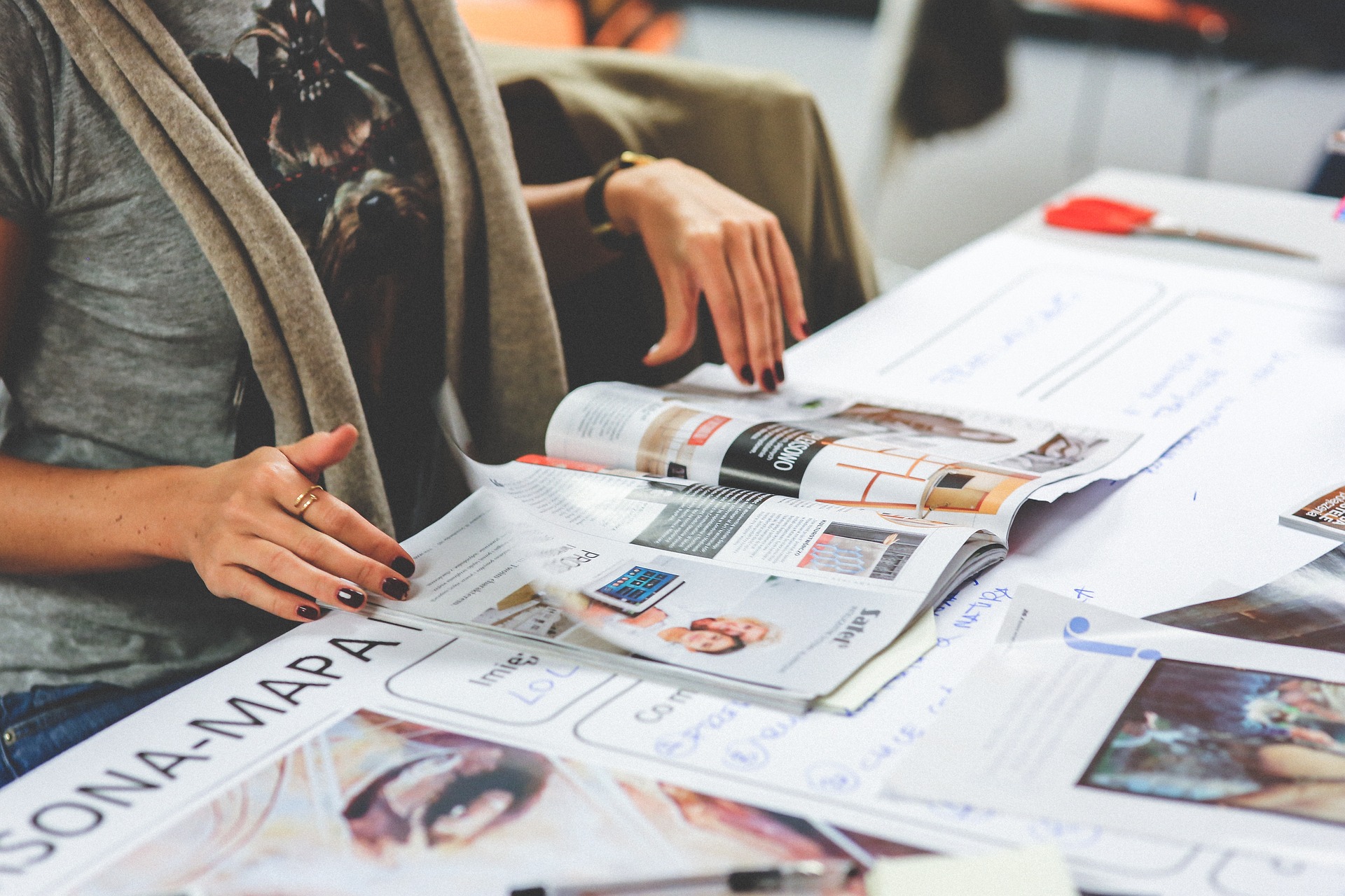 Los pendientes de los medios de comunicación con las mujeres