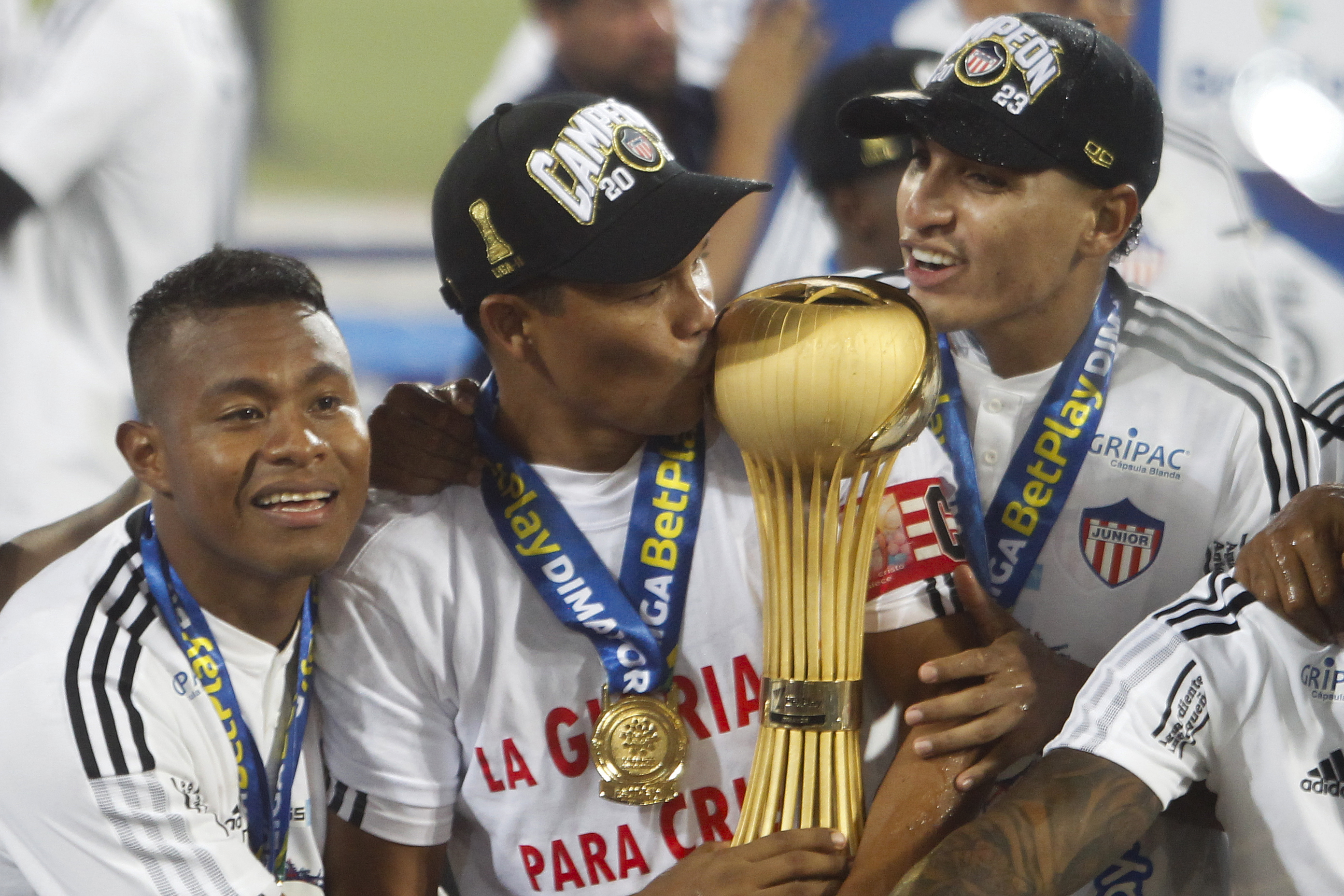 AMDEP4211. MEDELLÍN (COLOMBIA), 13/12/2023.- Carlos Bacca (c) y compañeros de Junior celebran con el trofeo al ganar la Primera División de Colombia ante Deportivo Independiente Medellín (DIM) hoy, en el estadio Atanasio Girardot en Medellín (Colombia). EFE/ Luis Eduardo Noriega Arboleda