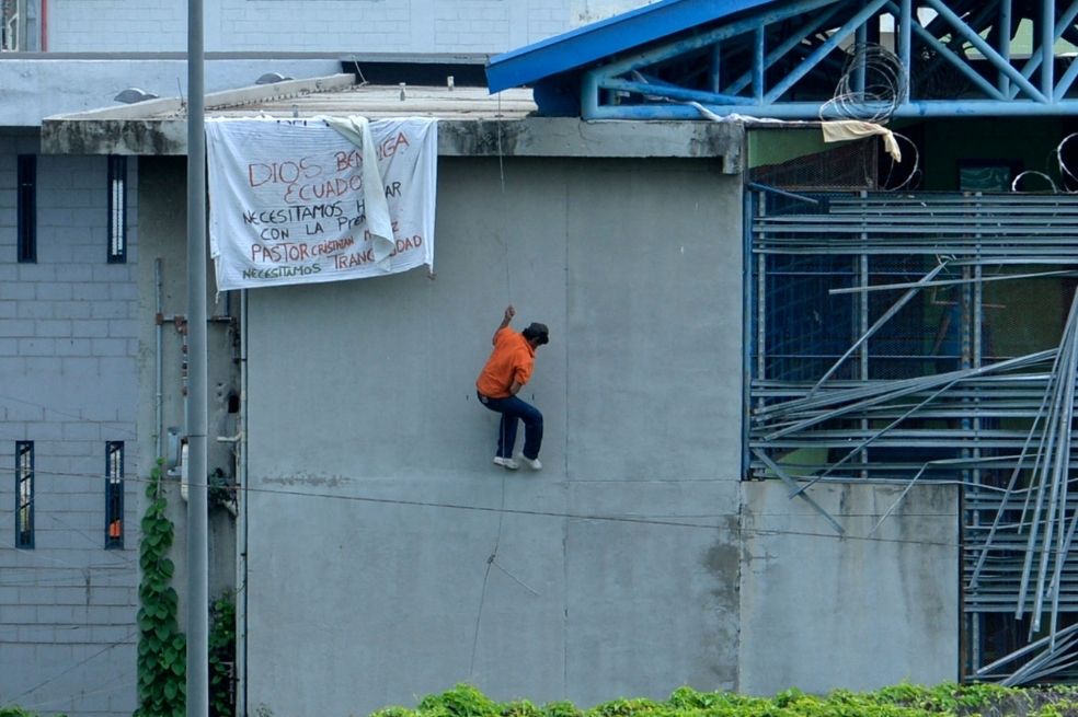 Un recluso escapa de un pabellón de la prisión de Guayaquil, Ecuador, el 25 de febrero de 2021, durante un motín.