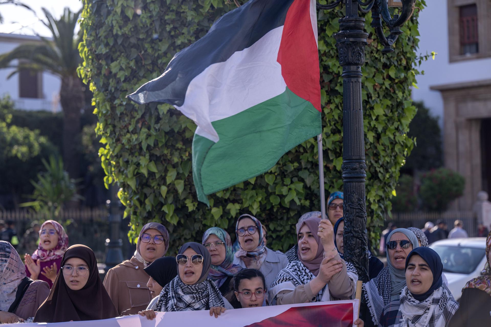 Rabat (Morocco), 09/05/2025.- People take part in a demonstration in solidarity with the Palestinian people and against Israeli attacks on the Gaza Strip in Rabat, Morocco, 09 May 2025. (Protestas, Marruecos) EFE/EPA/JALAL MORCHIDI
