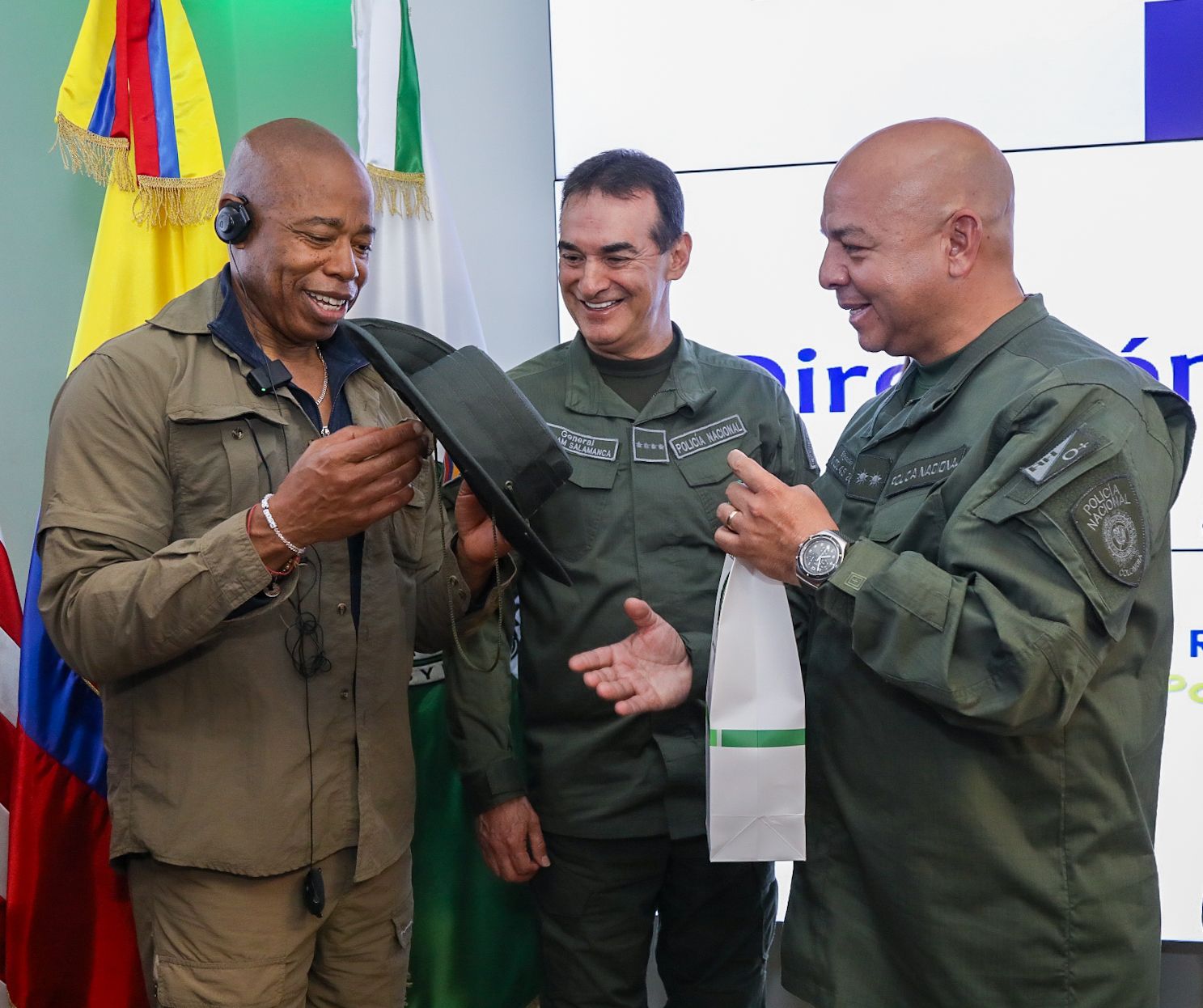 Adams recibió el gorro del uniforme de la Policía Antinarcóticos de Colombia.