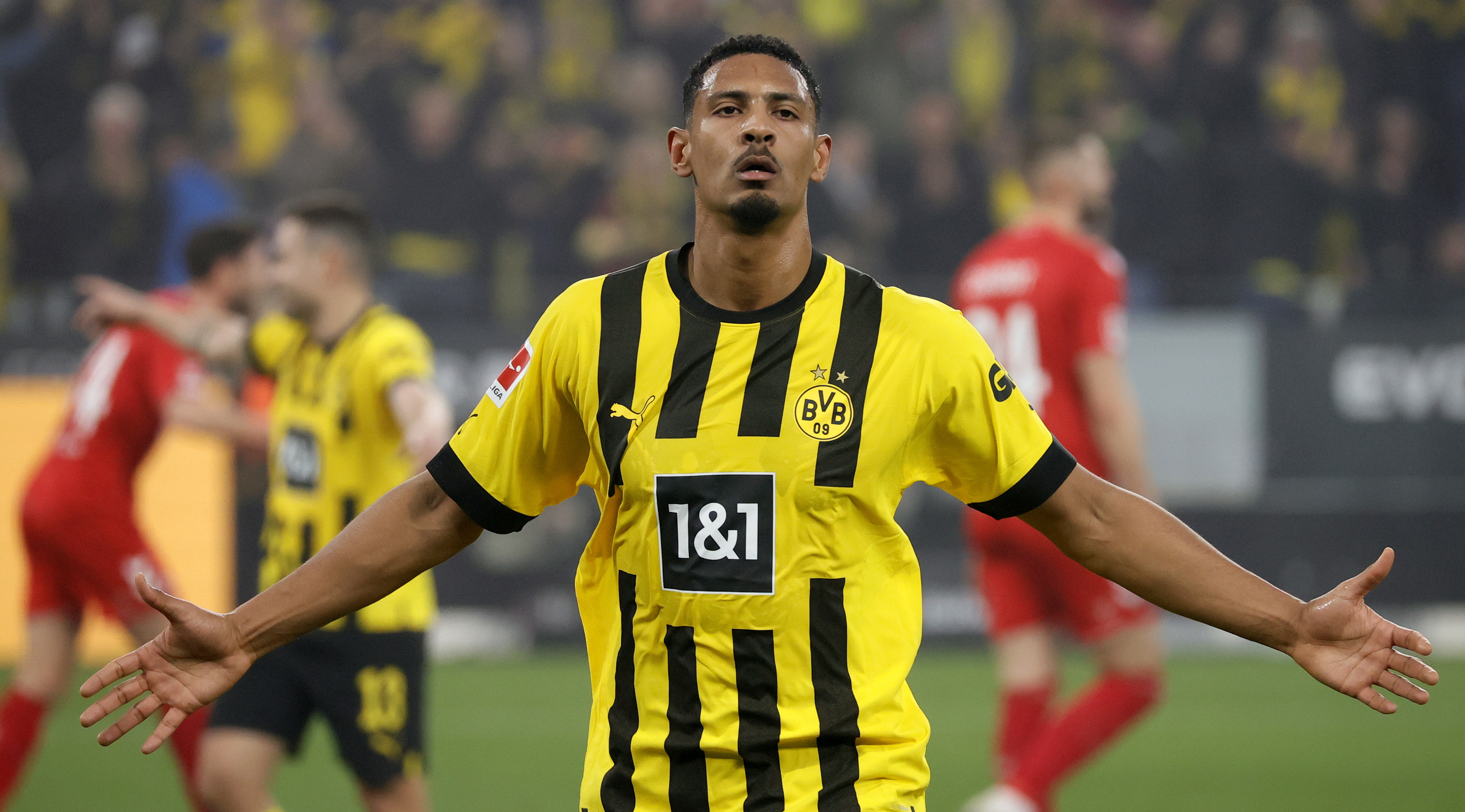 Borussia Dortmund arrasó con Koln y es líder provisional de la Bundesliga