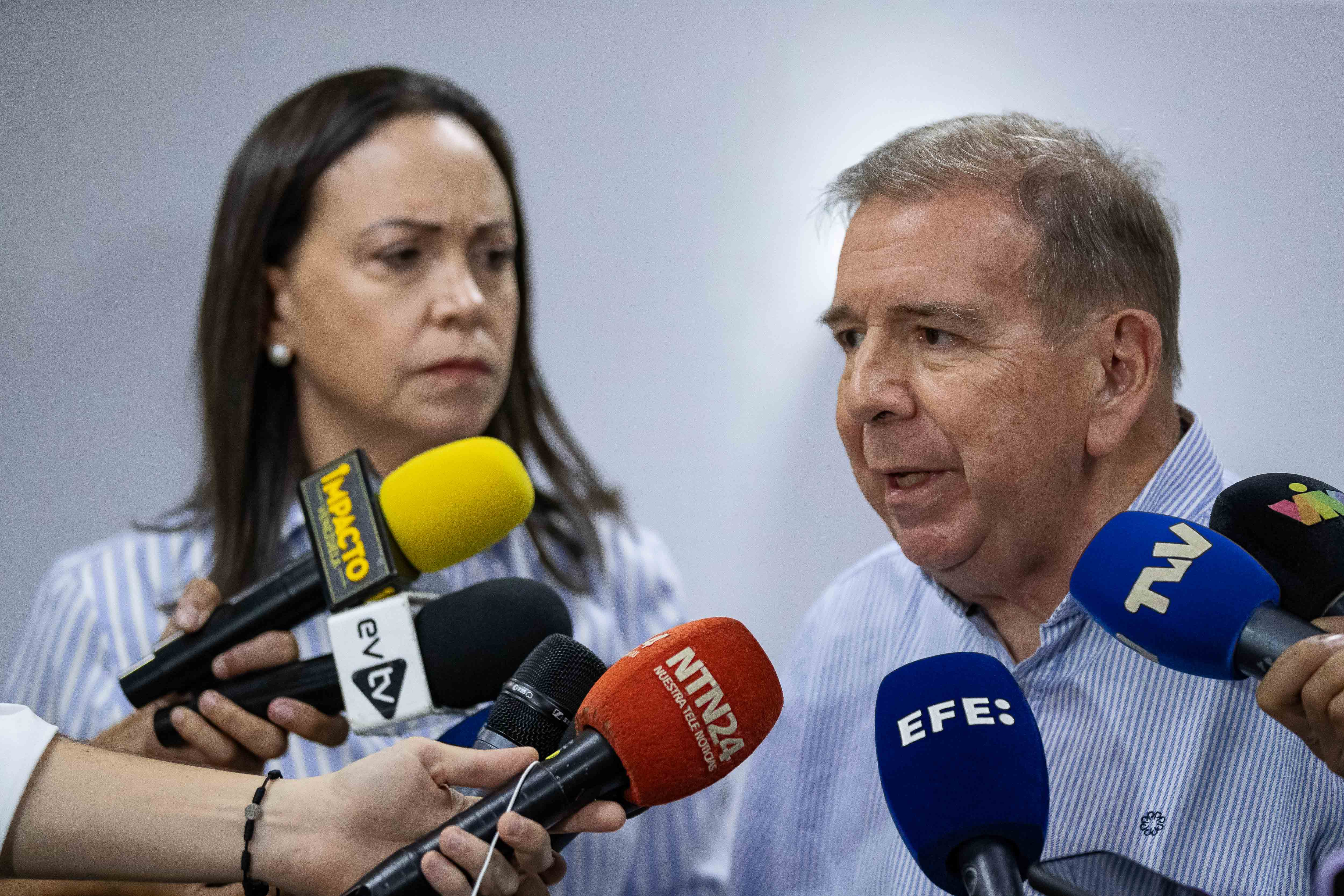 AME4373. CARACAS (VENEZUELA), 15/06/2024.- El candidato presidencial Edmundo González habla durante una rueda de prensa, este sábado en Caracas (Venezuela). El partido Vente Venezuela (VV), que lidera la opositora María Corina Machado, denunció este sábado la detención de uno de sus colaboradores en el estado costero de La Guaira (norte), cercano a Caracas. "La madrugada de este sábado también fue secuestrado Juan Iriarte, coordinador de la organización de Vente en Maiquetía (sector de La Guaira)", señaló la formación en la red social X, al tiempo que exigió conocer su paradero. EFE/ Ronald Peña R.