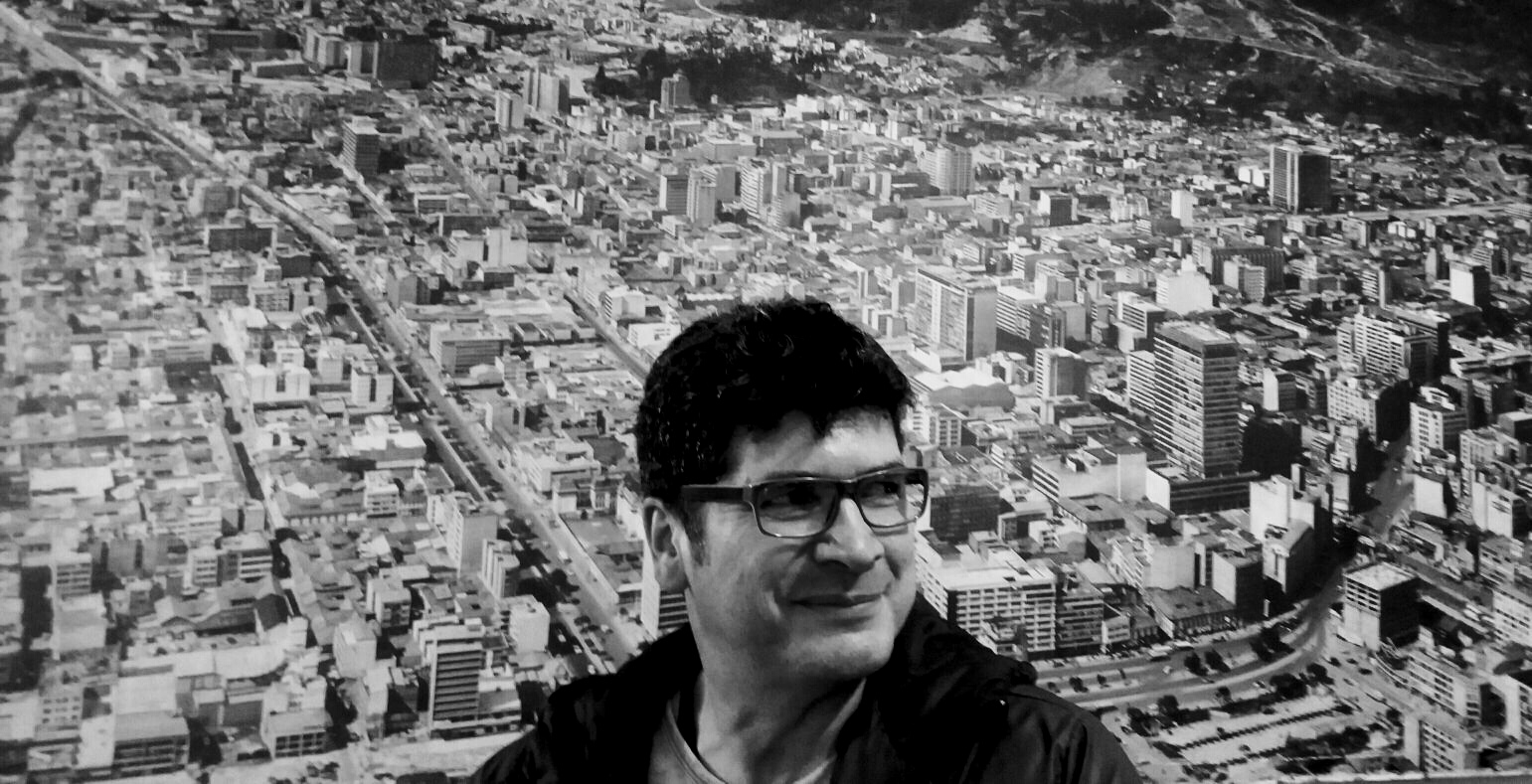 Julio Correal lanzó su primer libro de cuentos, “Un Día Extraordinario” en la Feria del Libro de Bogotá. / Cortesía
