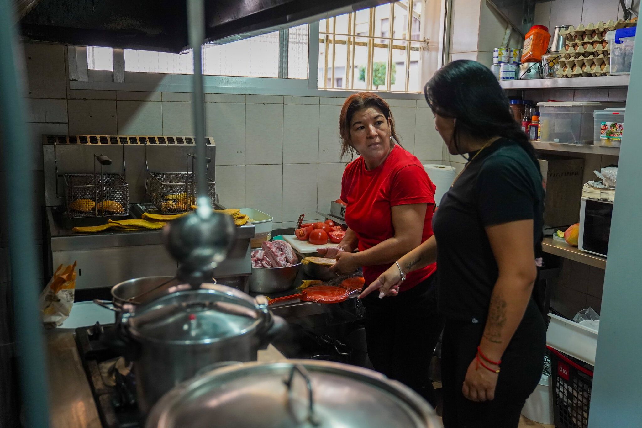 España apuesta por la inmigración para crecer, a pesar de las críticas