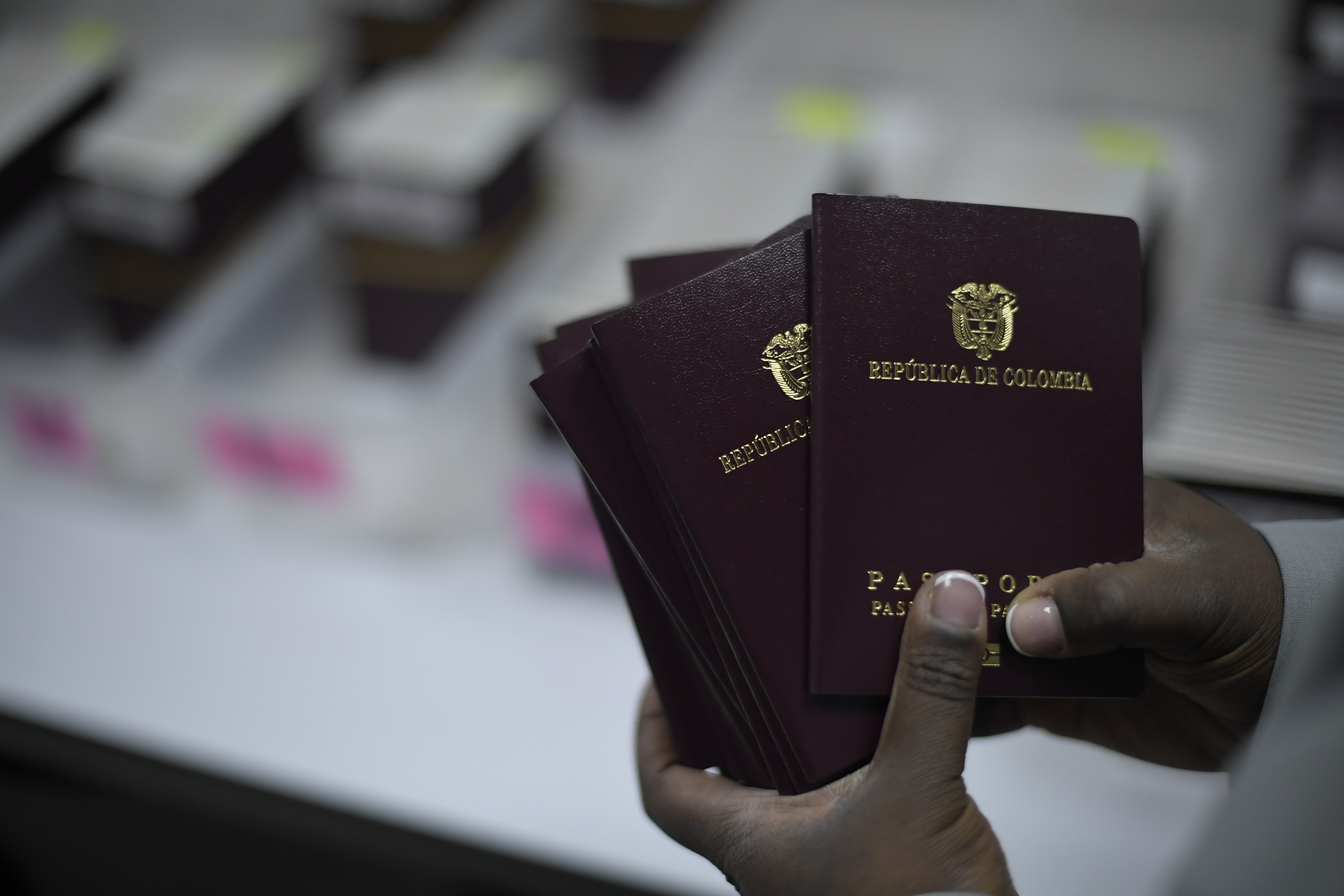 Así trabajan las redes que trafican pasaportes colombianos falsos para migrantes