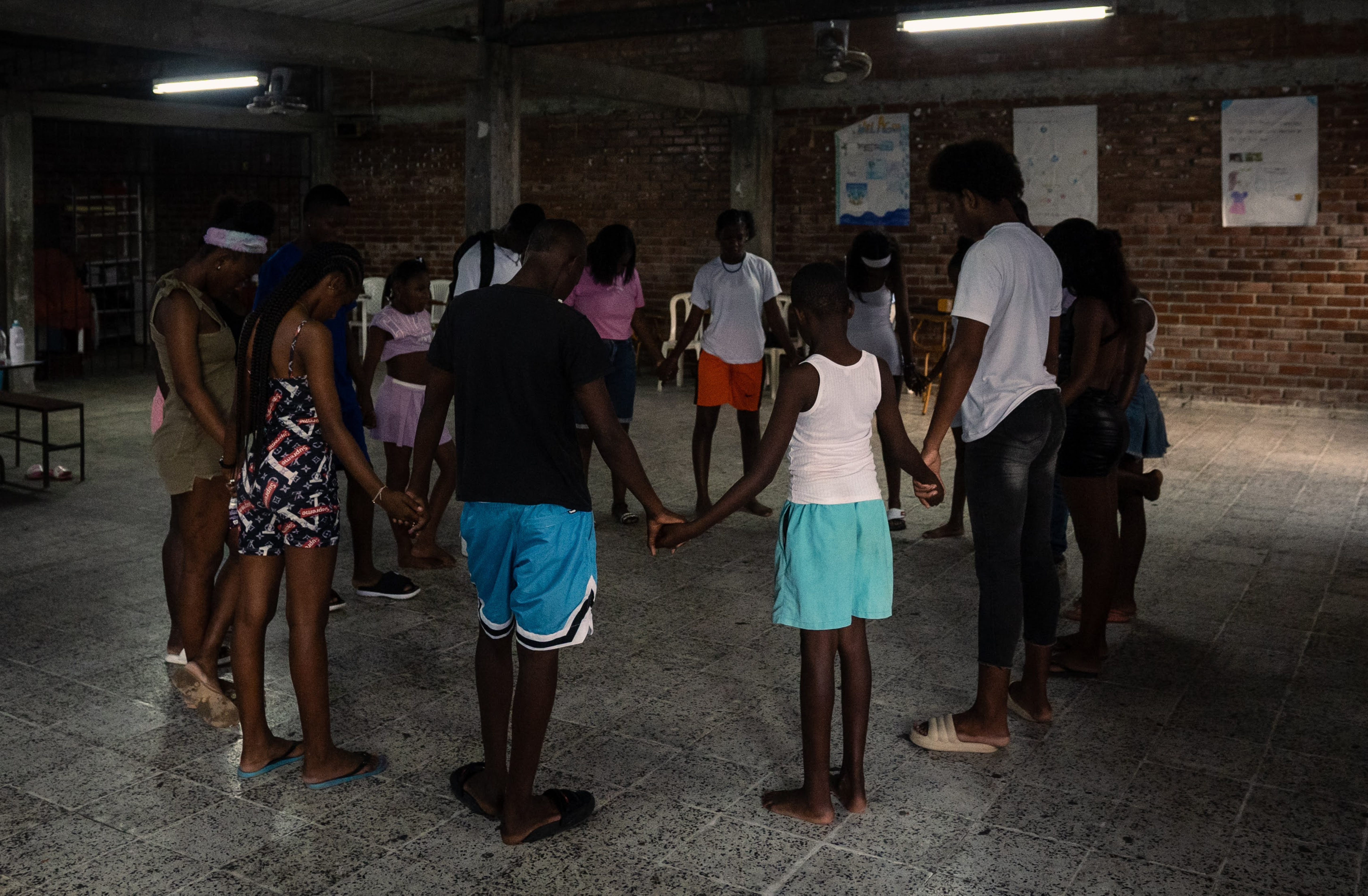 Además de instruirlos en danza, en los encuentros Fabián les pregunta por sus notas en el colegio, sus problemas, la situación en el barrio de cada integrante del grupo.