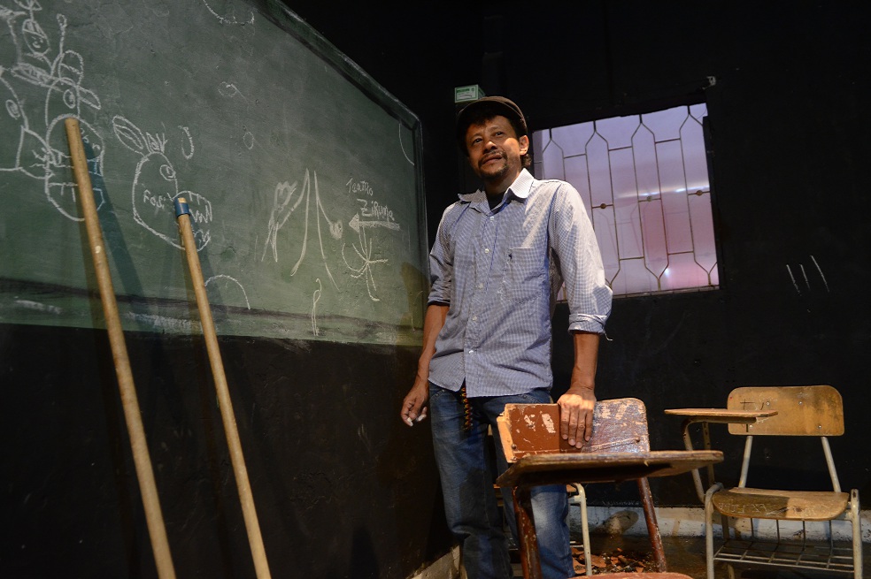 Juan Álvaro Romero escribe las obras de la corporación de teatro Ziruma y lidera una sala abierta con presentaciones de otros colectivos/ Luis Benavides